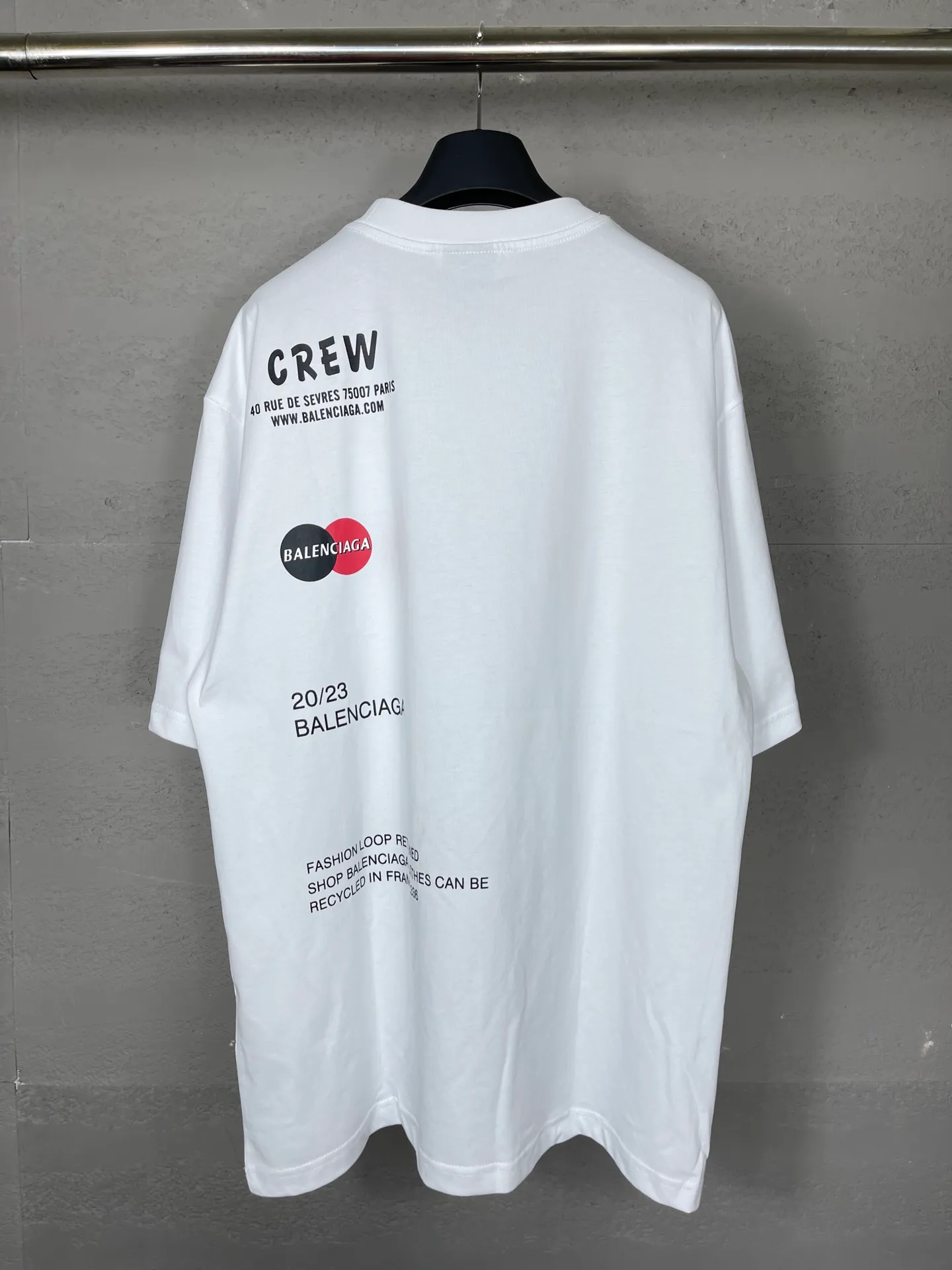 🅿️170 real photos [Top version. Official website quality] BALENCI*GA/Paris BALENCI*GA#2023 new style, multiple LoGO classic printed short-sleeved T-shirts. The fabric is made of Paris ZP custom-woven and dyed 100% cotton double yarn compact cotton. The weight is 260 grams, the cloth surface is clean. The cloth pattern is clear. Soft and comfortable. Good color fastness. Not easy to change color. The threads are woven and dyed with no color difference. Printing uses computer direct printing. The effect is three-dimensional and has no burrs. The version adopts OS loose shoulder design. Same style for men and women. Code: BL223205 Color: Black. White Size: XS to L