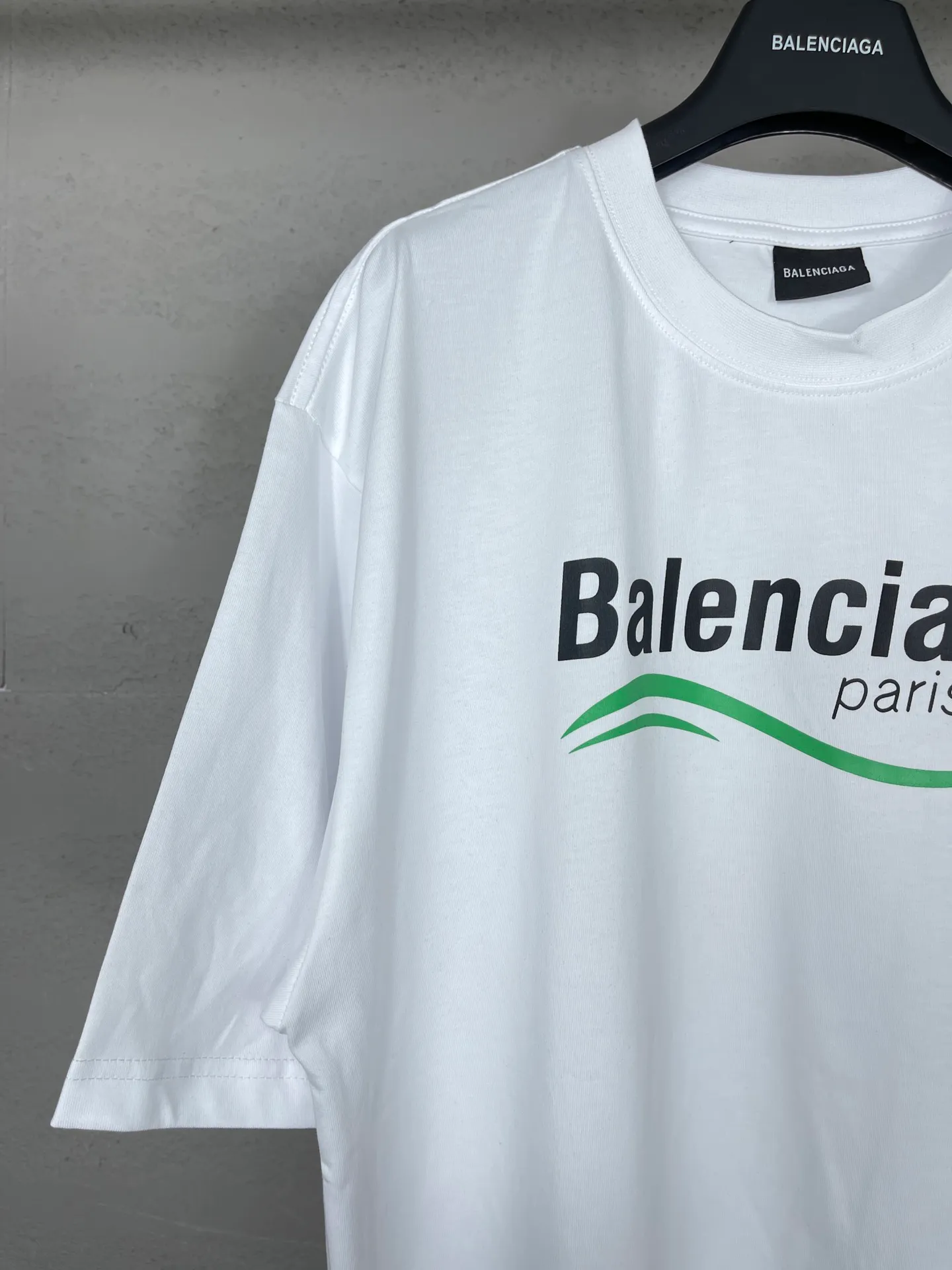 🅿️170 real photos [Top version. Official website quality] BALENCI*GA/Paris BALENCI*GA#2023 new style, multiple LoGO classic printed short-sleeved T-shirts. The fabric is made of Paris ZP custom-woven and dyed 100% cotton double yarn compact cotton. The weight is 260 grams, the cloth surface is clean. The cloth pattern is clear. Soft and comfortable. Good color fastness. Not easy to change color. The threads are woven and dyed with no color difference. Printing uses computer direct printing. The effect is three-dimensional and has no burrs. The version adopts OS loose shoulder design. Same style for men and women. Code: BL223205 Color: Black. White Size: XS to L