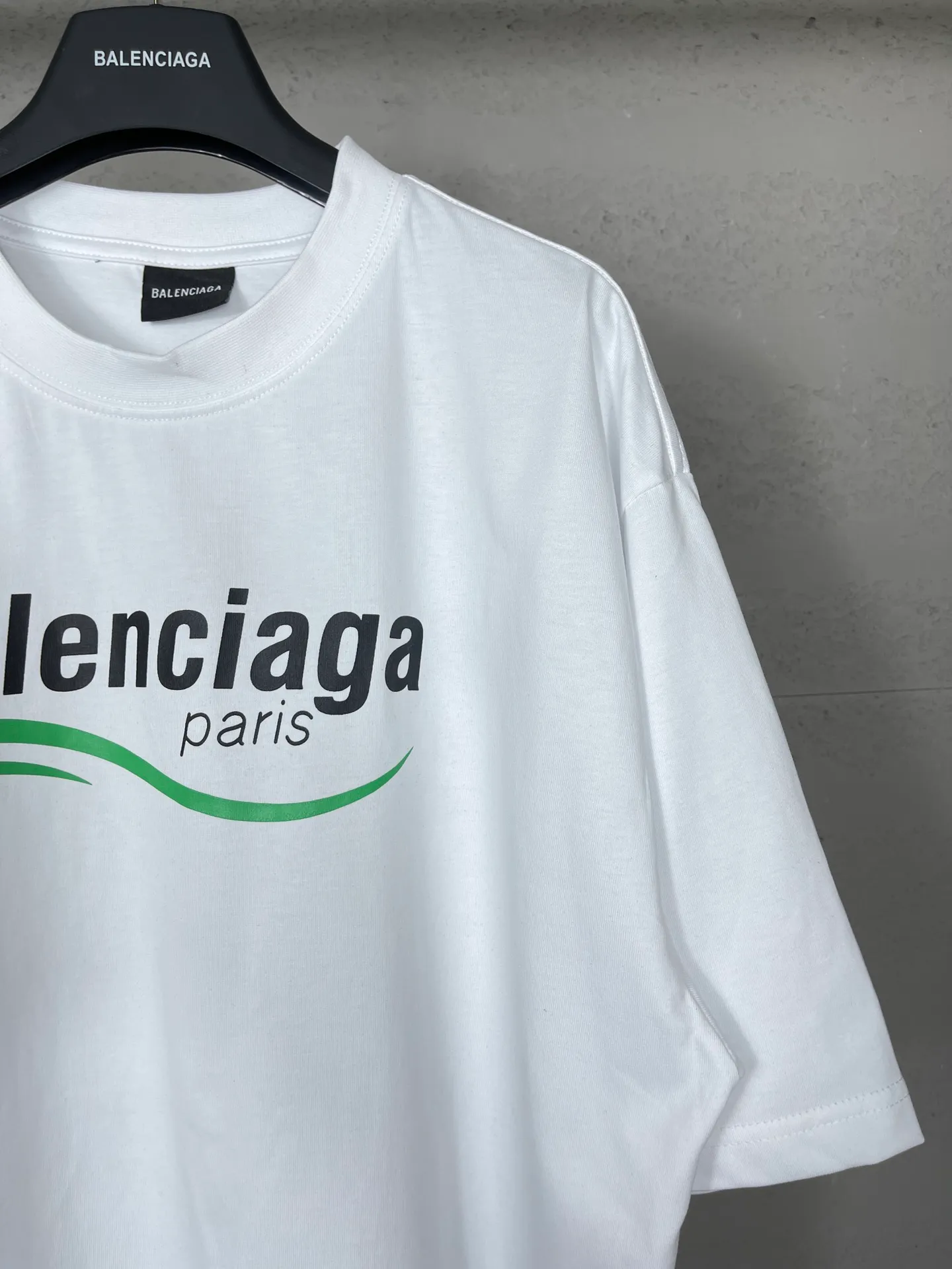 🅿️170 real photos [Top version. Official website quality] BALENCI*GA/Paris BALENCI*GA#2023 new style, multiple LoGO classic printed short-sleeved T-shirts. The fabric is made of Paris ZP custom-woven and dyed 100% cotton double yarn compact cotton. The weight is 260 grams, the cloth surface is clean. The cloth pattern is clear. Soft and comfortable. Good color fastness. Not easy to change color. The threads are woven and dyed with no color difference. Printing uses computer direct printing. The effect is three-dimensional and has no burrs. The version adopts OS loose shoulder design. Same style for men and women. Code: BL223205 Color: Black. White Size: XS to L
