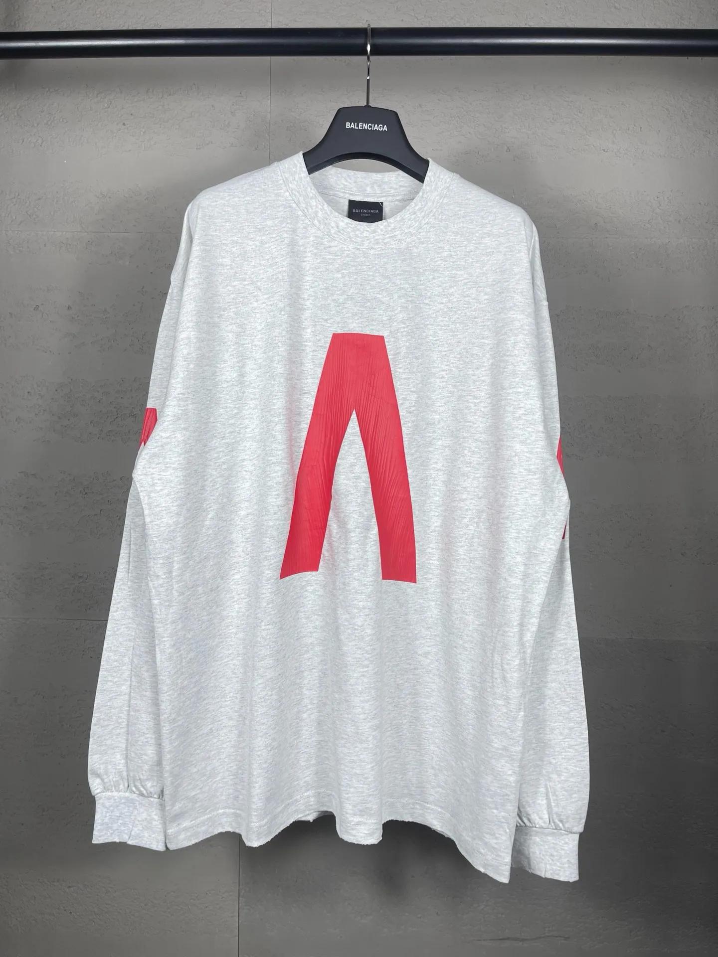 🅿️240 detailed pictures [Top version. Official website quality] BALENCI*GA/Paris. 2024 latest global limited edition. BALENCIAGA joins forces with Archive to create a long-sleeved T-shirt. Crack printed washed distressed T-shirt. Overweight craftsmanship, brick cabinet synchronization. ⚠️Distinguish the market currency, genuine research and development, worn. The hand painting is consistent with ZP, and the printing uses imported cracked environmentally friendly glue. The garments are washed, worn and worn. The whole piece is designed with heavy craftsmanship. Comparisons welcome. The version adopts OS loose shoulder design. Same style for men and women. Code: BL235031 Color: black, off-white Size: XS S M L