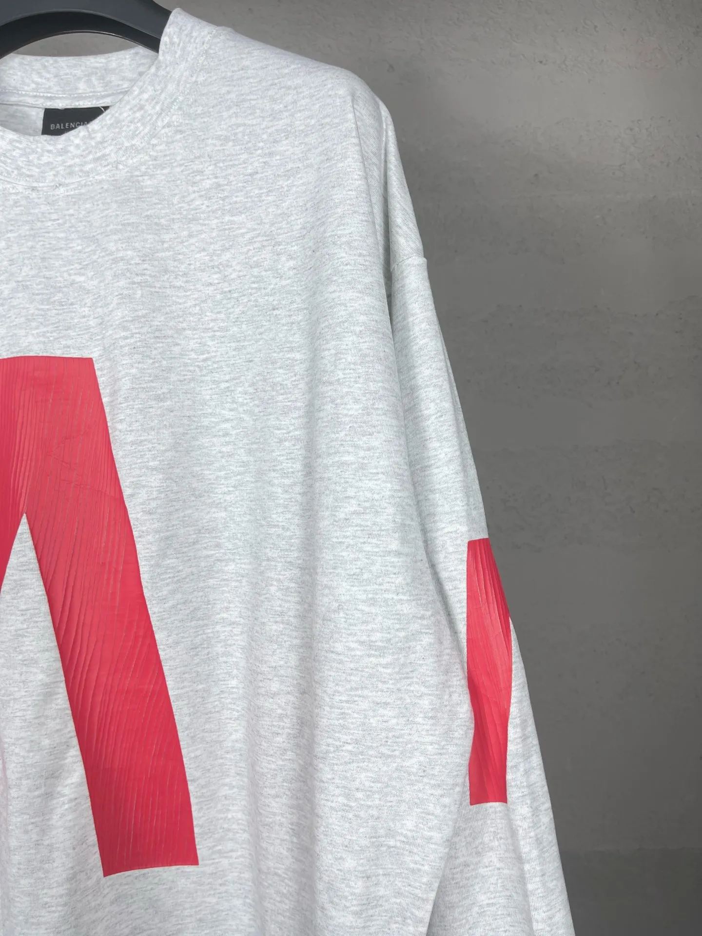 🅿️240 detailed pictures [Top version. Official website quality] BALENCI*GA/Paris. 2024 latest global limited edition. BALENCIAGA joins forces with Archive to create a long-sleeved T-shirt. Crack printed washed distressed T-shirt. Overweight craftsmanship, brick cabinet synchronization. ⚠️Distinguish the market currency, genuine research and development, worn. The hand painting is consistent with ZP, and the printing uses imported cracked environmentally friendly glue. The garments are washed, worn and worn. The whole piece is designed with heavy craftsmanship. Comparisons welcome. The version adopts OS loose shoulder design. Same style for men and women. Code: BL235031 Color: black, off-white Size: XS S M L