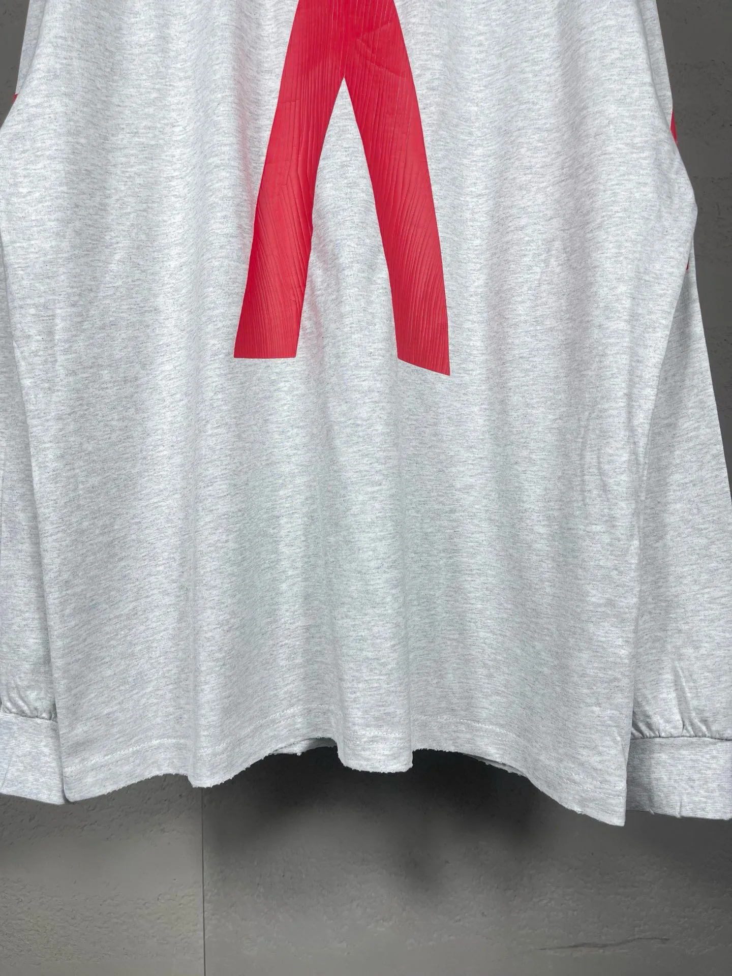 🅿️240 detailed pictures [Top version. Official website quality] BALENCI*GA/Paris. 2024 latest global limited edition. BALENCIAGA joins forces with Archive to create a long-sleeved T-shirt. Crack printed washed distressed T-shirt. Overweight craftsmanship, brick cabinet synchronization. ⚠️Distinguish the market currency, genuine research and development, worn. The hand painting is consistent with ZP, and the printing uses imported cracked environmentally friendly glue. The garments are washed, worn and worn. The whole piece is designed with heavy craftsmanship. Comparisons welcome. The version adopts OS loose shoulder design. Same style for men and women. Code: BL235031 Color: black, off-white Size: XS S M L