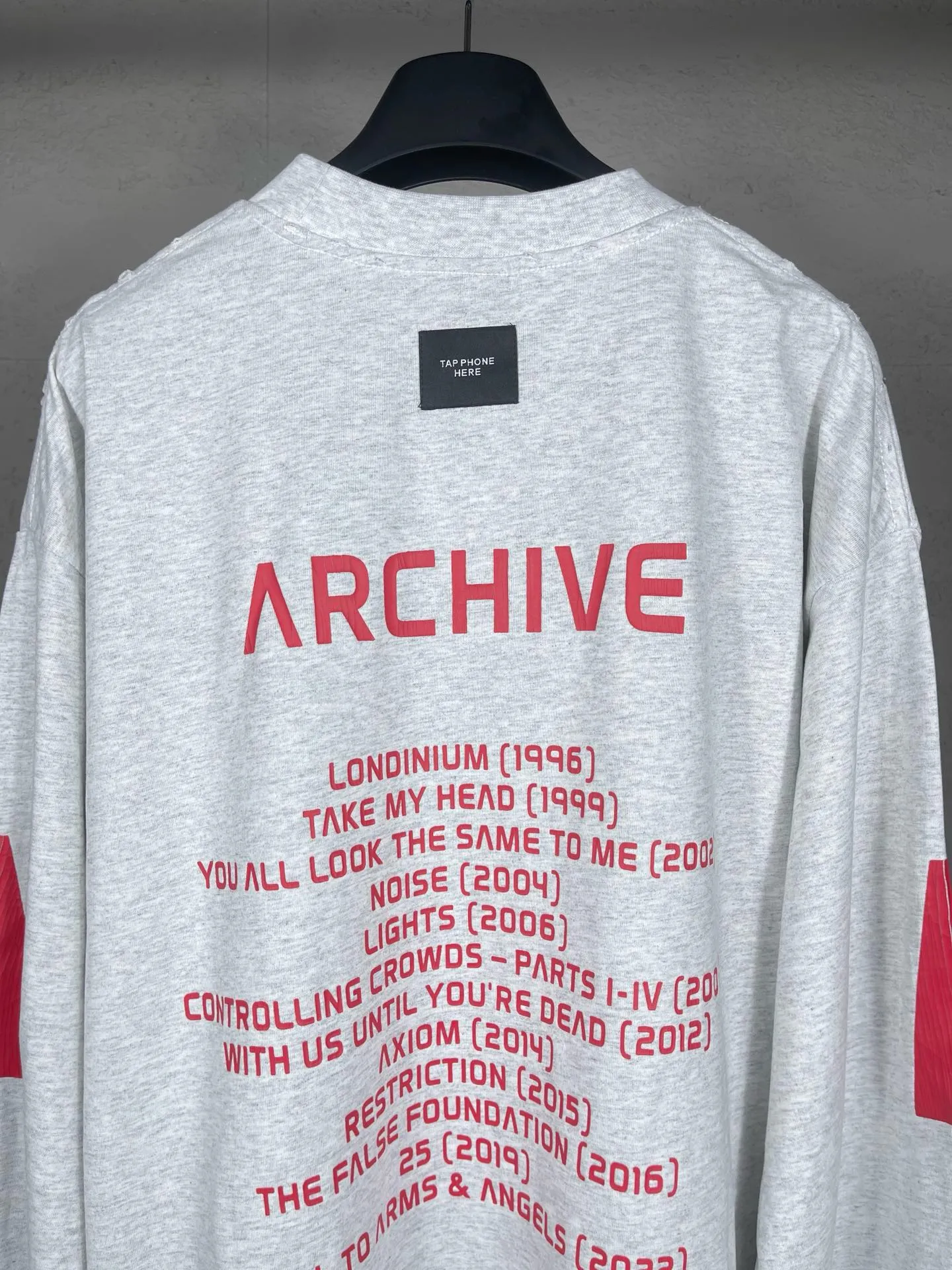 🅿️240 detailed pictures [Top version. Official website quality] BALENCI*GA/Paris. 2024 latest global limited edition. BALENCIAGA joins forces with Archive to create a long-sleeved T-shirt. Crack printed washed distressed T-shirt. Overweight craftsmanship, brick cabinet synchronization. ⚠️Distinguish the market currency, genuine research and development, worn. The hand painting is consistent with ZP, and the printing uses imported cracked environmentally friendly glue. The garments are washed, worn and worn. The whole piece is designed with heavy craftsmanship. Comparisons welcome. The version adopts OS loose shoulder design. Same style for men and women. Code: BL235031 Color: black, off-white Size: XS S M L