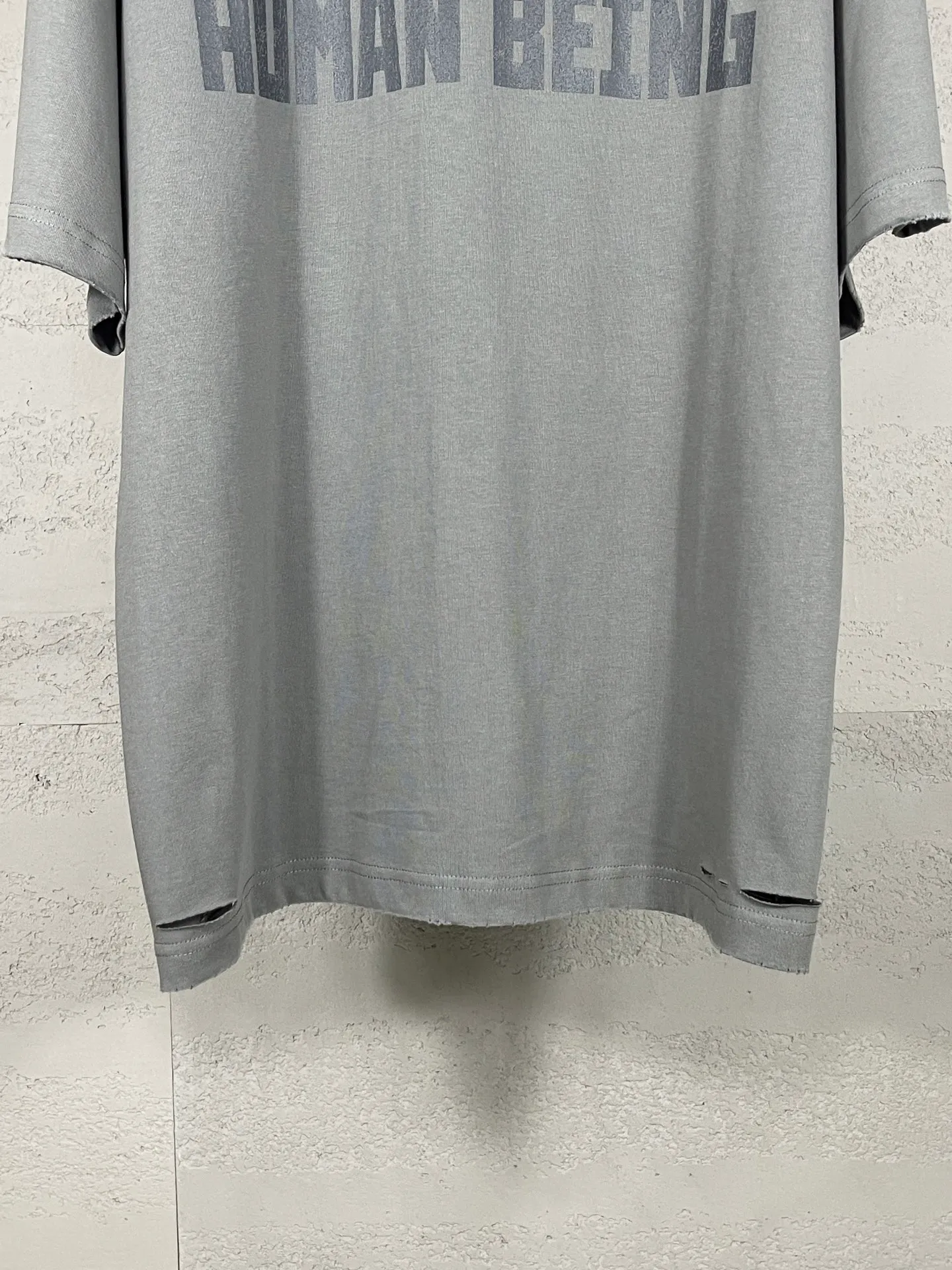 🅿️180 real photos [Top version. Official website quality] BALENCI*GA/Paris. SS25 latest model, with human being art ghost crack print on the front, distressed short-sleeved T-shirt. Brick cabinet synchronization. Genuine product developed at the first time, happy to print and compare! The fabric is made of Paris ZP custom-woven and dyed cotton double yarn. Weighing 260 grams, the cloth surface is clean. The cloth pattern is clear, soft and comfortable. The threads are dyed with no color difference. The printing uses environmentally friendly imported crack printing materials. The letters are clear and the effect is three-dimensional. The version adopts OS loose shoulder design. Same style for men and women. Code: BL253679 Color: dark gray Size: XS S M L