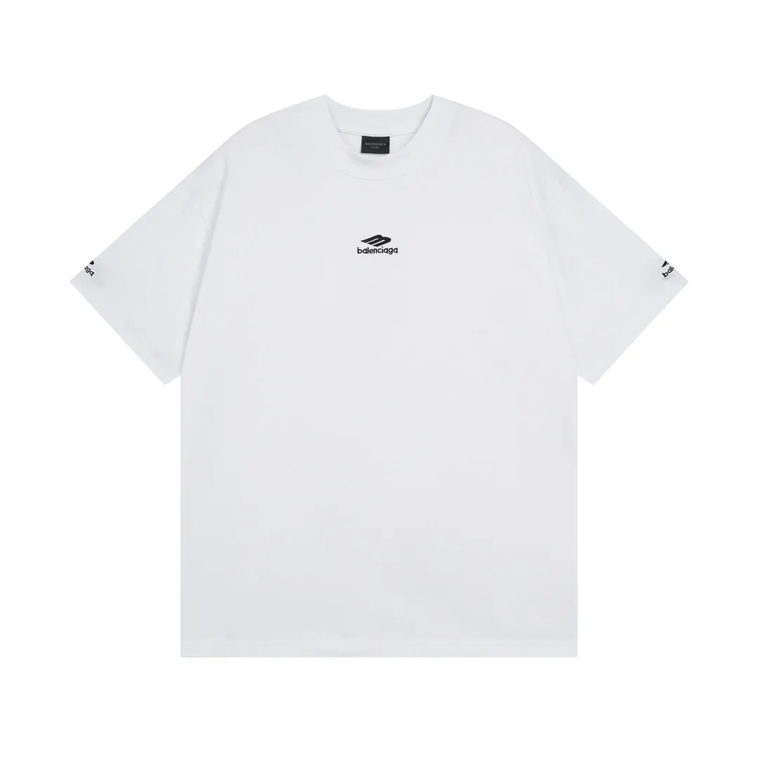 🅿️174 Real photos [Top version. Official website quality] BALENCI*GA/Paris BALENCI*GA# New model, 2025 new ski series 3B classic LOGO, short-sleeved T-shirt with micro-label embroidery on the left and right cuffs of the chest. Brick cabinet synchronization. Welcome to compare. The fabric is made of Paris ZP custom-woven and dyed 100% cotton double-yarn compact cotton. The weight is 260 grams. The cloth surface is clean. The cloth pattern is clear. It is soft and comfortable. It has good color fastness and is not easy to change color. The threads are woven and dyed with no color difference. The embroidery is done using a Tajima embroidery machine, and the letters are three-dimensional. Comparisons welcome. Restore brick cabinet. The version adopts OS loose shoulder version. Same style for men and women. Code: BL223612 Color: black, white Size: XS S M L
