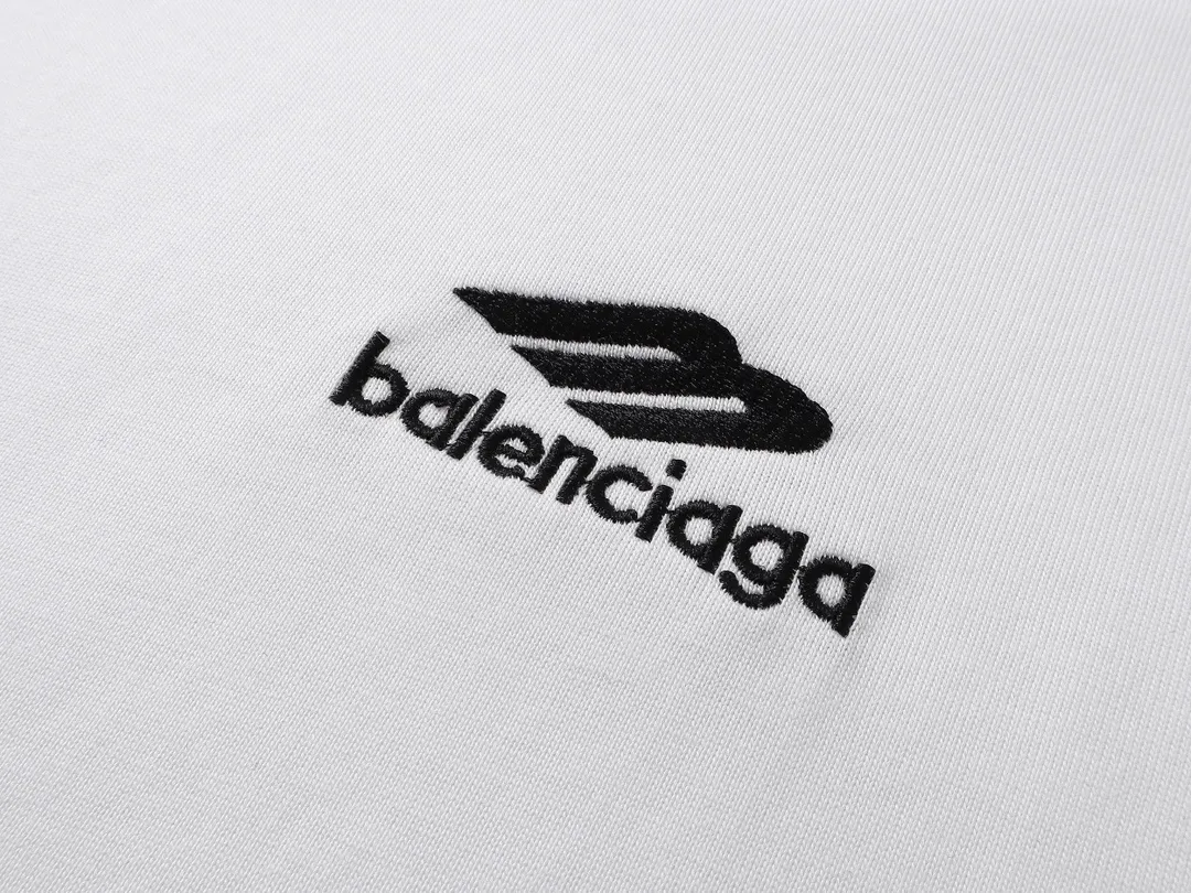 🅿️174 Real photos [Top version. Official website quality] BALENCI*GA/Paris BALENCI*GA# New model, 2025 new ski series 3B classic LOGO, short-sleeved T-shirt with micro-label embroidery on the left and right cuffs of the chest. Brick cabinet synchronization. Welcome to compare. The fabric is made of Paris ZP custom-woven and dyed 100% cotton double-yarn compact cotton. The weight is 260 grams. The cloth surface is clean. The cloth pattern is clear. It is soft and comfortable. It has good color fastness and is not easy to change color. The threads are woven and dyed with no color difference. The embroidery is done using a Tajima embroidery machine, and the letters are three-dimensional. Comparisons welcome. Restore brick cabinet. The version adopts OS loose shoulder version. Same style for men and women. Code: BL223612 Color: black, white Size: XS S M L