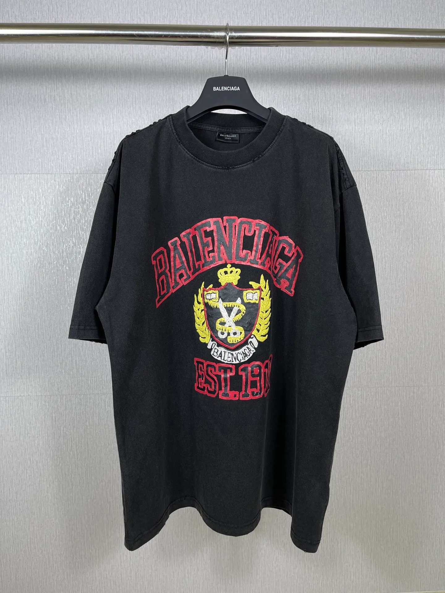 🅿️180 real photos [Top version. Official website quality] BALENCI*GA/Paris. 23 spring new style, crown wheat scissors foam printing technology. Ready-to-wear distressed washed short-sleeved T-shirt. Brick cabinet synchronization. The fabric is made of Paris ZP custom-woven and dyed 100% cotton double yarn compact cotton. The weight is 260 grams, the cloth surface is clean. The cloth pattern is clear, soft and comfortable. The threads are dyed with no color difference. The classic pattern is printed with environmentally friendly imported materials, hand-painted effect foam printing, the effect is three-dimensional and restores the brick cabinet. Different market currencies, welcome to compare. The version adopts OS loose shoulder design. Same style for men and women. Code: BL223100 Color: washed black, off-white Size: XS to L