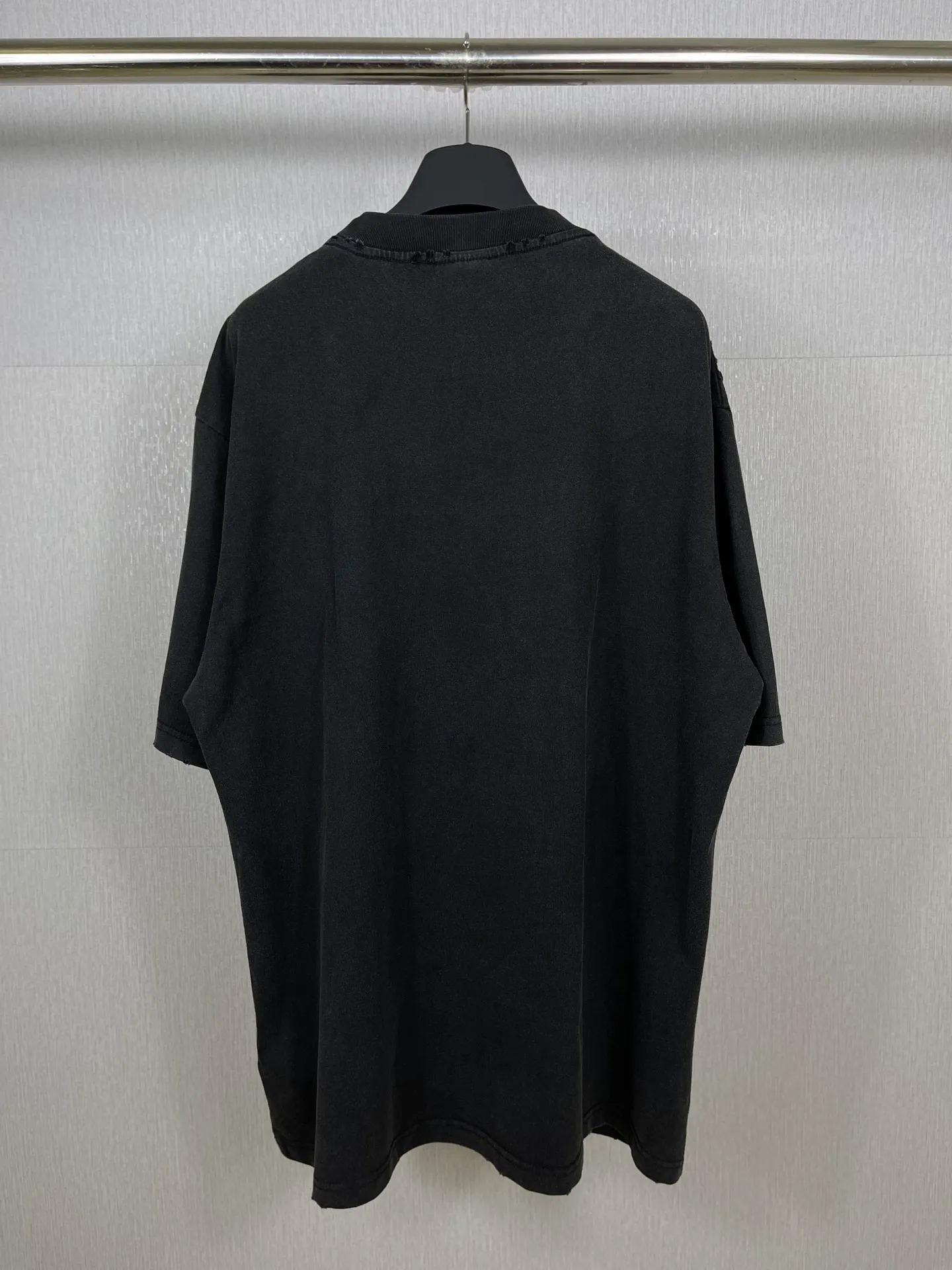 🅿️180 real photos [Top version. Official website quality] BALENCI*GA/Paris. 23 spring new style, crown wheat scissors foam printing technology. Ready-to-wear distressed washed short-sleeved T-shirt. Brick cabinet synchronization. The fabric is made of Paris ZP custom-woven and dyed 100% cotton double yarn compact cotton. The weight is 260 grams, the cloth surface is clean. The cloth pattern is clear, soft and comfortable. The threads are dyed with no color difference. The classic pattern is printed with environmentally friendly imported materials, hand-painted effect foam printing, the effect is three-dimensional and restores the brick cabinet. Different market currencies, welcome to compare. The version adopts OS loose shoulder design. Same style for men and women. Code: BL223100 Color: washed black, off-white Size: XS to L