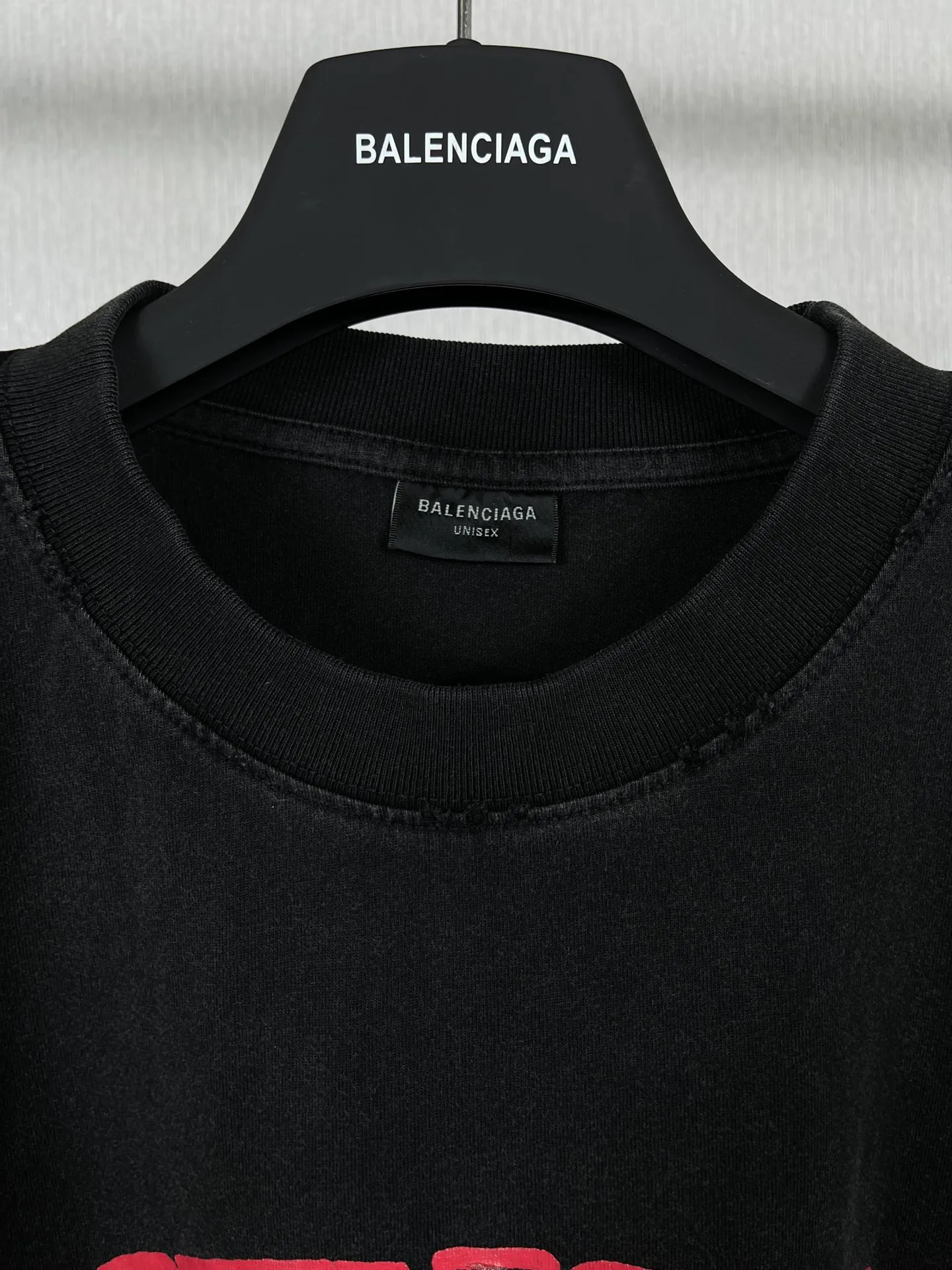 🅿️180 real photos [Top version. Official website quality] BALENCI*GA/Paris. 23 spring new style, crown wheat scissors foam printing technology. Ready-to-wear distressed washed short-sleeved T-shirt. Brick cabinet synchronization. The fabric is made of Paris ZP custom-woven and dyed 100% cotton double yarn compact cotton. The weight is 260 grams, the cloth surface is clean. The cloth pattern is clear, soft and comfortable. The threads are dyed with no color difference. The classic pattern is printed with environmentally friendly imported materials, hand-painted effect foam printing, the effect is three-dimensional and restores the brick cabinet. Different market currencies, welcome to compare. The version adopts OS loose shoulder design. Same style for men and women. Code: BL223100 Color: washed black, off-white Size: XS to L