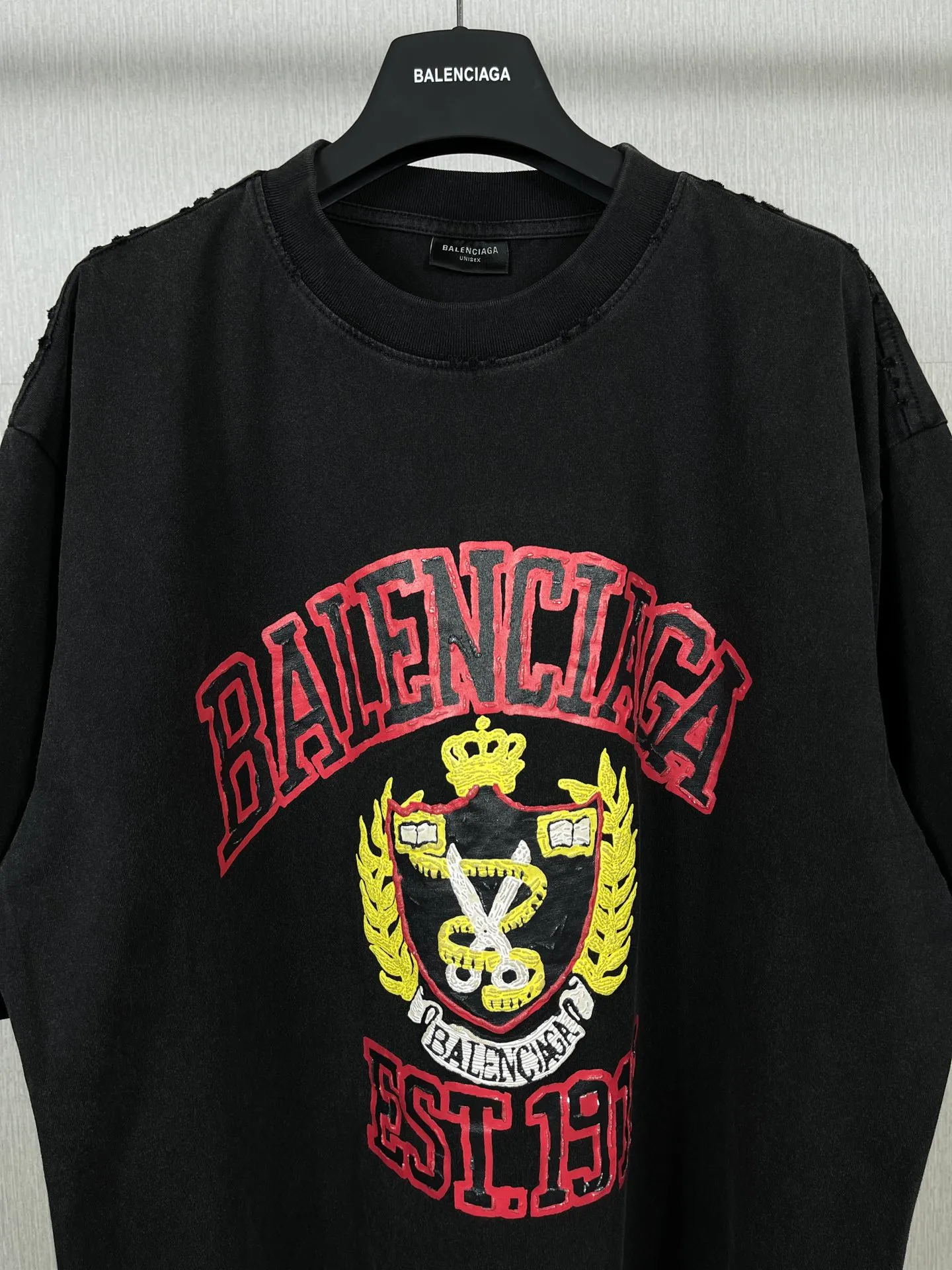 🅿️180 real photos [Top version. Official website quality] BALENCI*GA/Paris. 23 spring new style, crown wheat scissors foam printing technology. Ready-to-wear distressed washed short-sleeved T-shirt. Brick cabinet synchronization. The fabric is made of Paris ZP custom-woven and dyed 100% cotton double yarn compact cotton. The weight is 260 grams, the cloth surface is clean. The cloth pattern is clear, soft and comfortable. The threads are dyed with no color difference. The classic pattern is printed with environmentally friendly imported materials, hand-painted effect foam printing, the effect is three-dimensional and restores the brick cabinet. Different market currencies, welcome to compare. The version adopts OS loose shoulder design. Same style for men and women. Code: BL223100 Color: washed black, off-white Size: XS to L