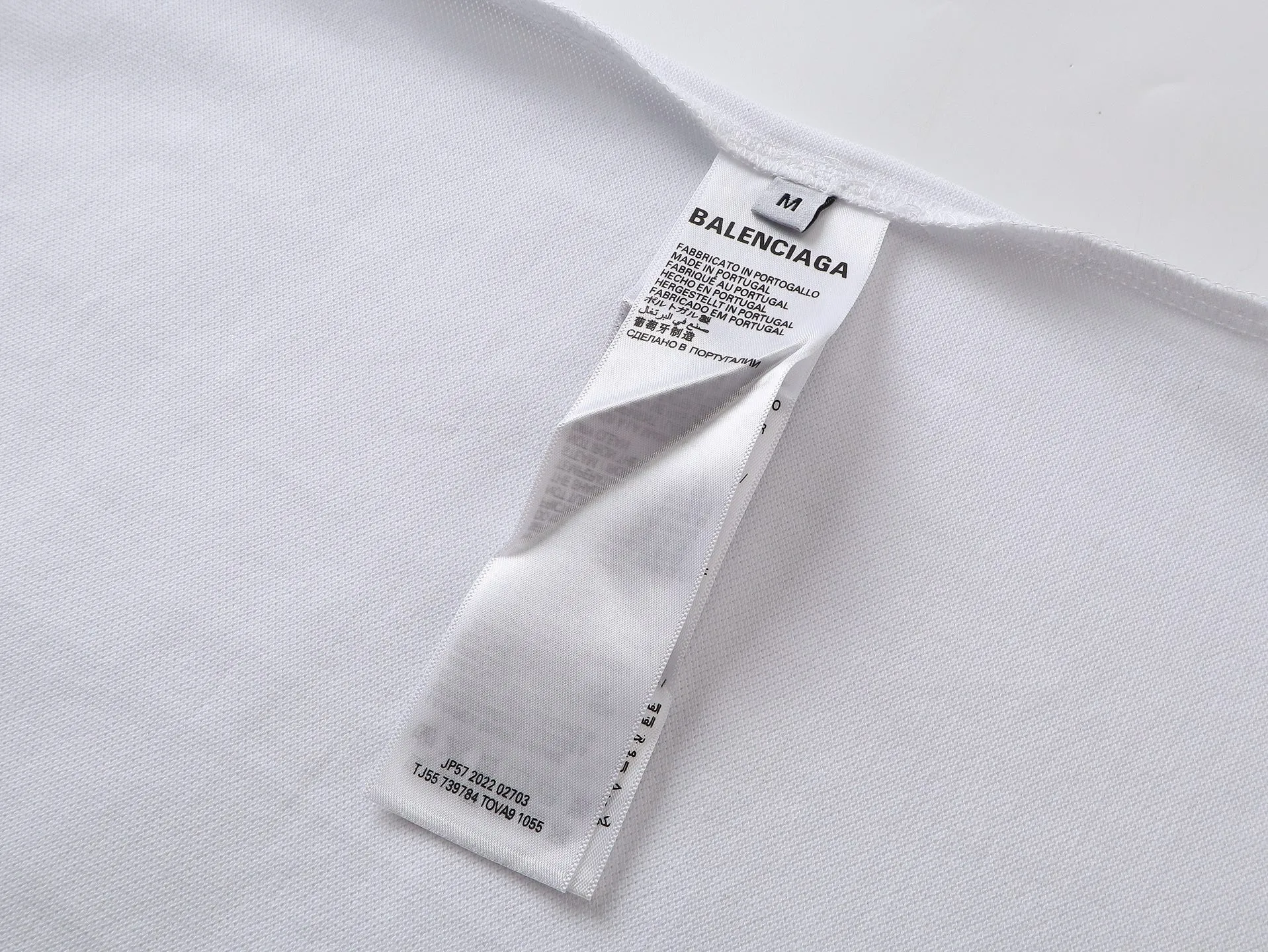 🅿️220 real photos [Top version. Official website quality] BALENCI*GA/Paris #2025 new Paris double-ring classic LOGO embroidered POLO shirt, with front and rear slit design, full of design, welcome to compare. The fabric is made of Paris ZP custom-woven and dyed cotton pique, with a weight of 260 grams. The cloth surface is clean. The cloth pattern is clear, soft and comfortable. The threads are woven and dyed with no color difference. The embroidered LOGO is embroidered using imported Tajima embroidery machine. The effect is three-dimensional. Restore the brick cabinet, adopt OS loose shoulder style. Same style for men and women. Coding: BL252215 Color: black, white Size: XS S M L