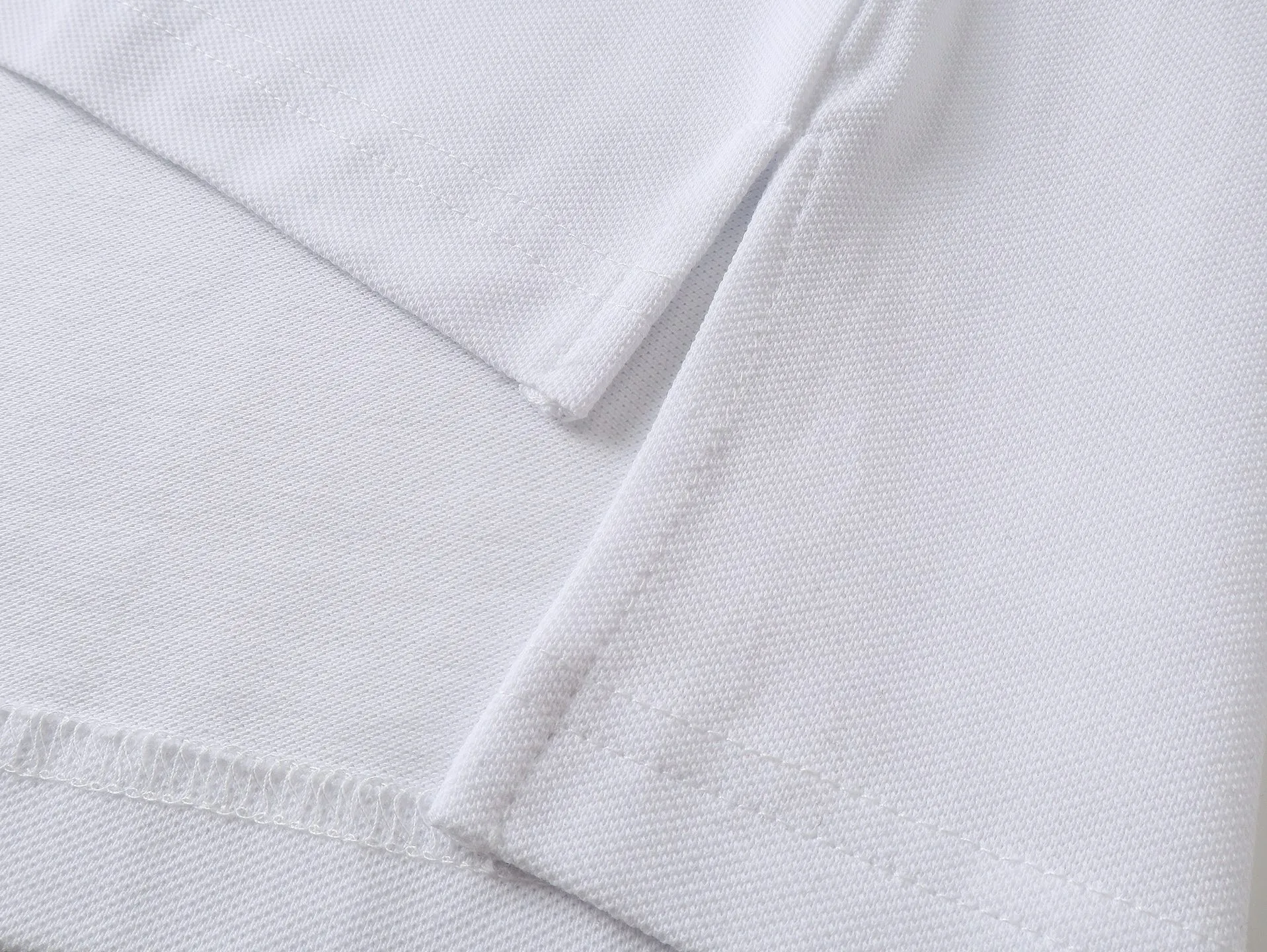 🅿️220 real photos [Top version. Official website quality] BALENCI*GA/Paris #2025 new Paris double-ring classic LOGO embroidered POLO shirt, with front and rear slit design, full of design, welcome to compare. The fabric is made of Paris ZP custom-woven and dyed cotton pique, with a weight of 260 grams. The cloth surface is clean. The cloth pattern is clear, soft and comfortable. The threads are woven and dyed with no color difference. The embroidered LOGO is embroidered using imported Tajima embroidery machine. The effect is three-dimensional. Restore the brick cabinet, adopt OS loose shoulder style. Same style for men and women. Coding: BL252215 Color: black, white Size: XS S M L