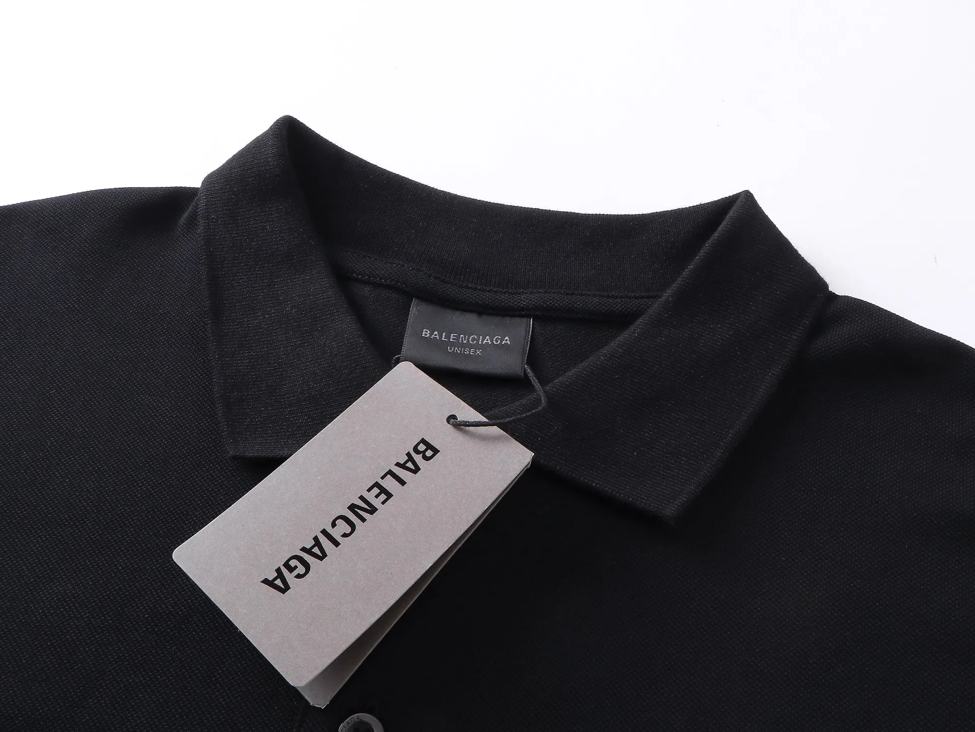 🅿️220 real photos [Top version. Official website quality] BALENCI*GA/Paris #2025 new Paris classic letter LOGO embroidered front and back POLO shirt, front and back slit design, full of design, welcome to compare. The fabric is made of Paris ZP custom-woven and dyed cotton pique, with a weight of 260 grams. The cloth surface is clean. The cloth pattern is clear, soft and comfortable. The threads are woven and dyed with no color difference. The embroidered LOGO is embroidered using imported Tajima embroidery machine. The effect is three-dimensional. Restore the brick cabinet, adopt OS loose shoulder style. Same style for men and women. Coding: BL252216 Color: black, white Size: XS S M L