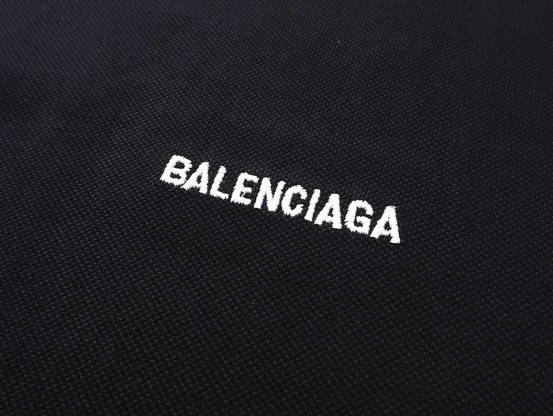 🅿️220 real photos [Top version. Official website quality] BALENCI*GA/Paris #2025 new Paris classic letter LOGO embroidered front and back POLO shirt, front and back slit design, full of design, welcome to compare. The fabric is made of Paris ZP custom-woven and dyed cotton pique, with a weight of 260 grams. The cloth surface is clean. The cloth pattern is clear, soft and comfortable. The threads are woven and dyed with no color difference. The embroidered LOGO is embroidered using imported Tajima embroidery machine. The effect is three-dimensional. Restore the brick cabinet, adopt OS loose shoulder style. Same style for men and women. Coding: BL252216 Color: black, white Size: XS S M L
