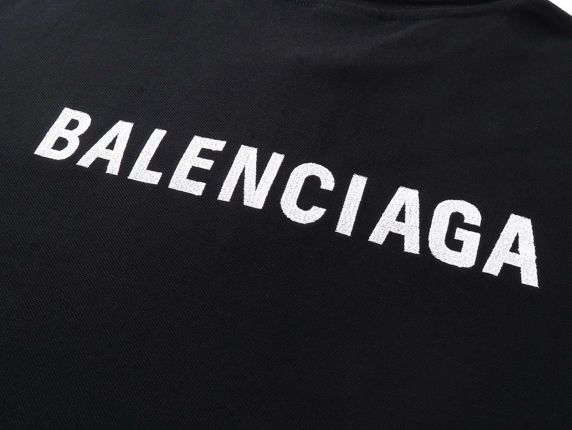 🅿️220 real photos [Top version. Official website quality] BALENCI*GA/Paris #2025 new Paris classic letter LOGO embroidered front and back POLO shirt, front and back slit design, full of design, welcome to compare. The fabric is made of Paris ZP custom-woven and dyed cotton pique, with a weight of 260 grams. The cloth surface is clean. The cloth pattern is clear, soft and comfortable. The threads are woven and dyed with no color difference. The embroidered LOGO is embroidered using imported Tajima embroidery machine. The effect is three-dimensional. Restore the brick cabinet, adopt OS loose shoulder style. Same style for men and women. Coding: BL252216 Color: black, white Size: XS S M L