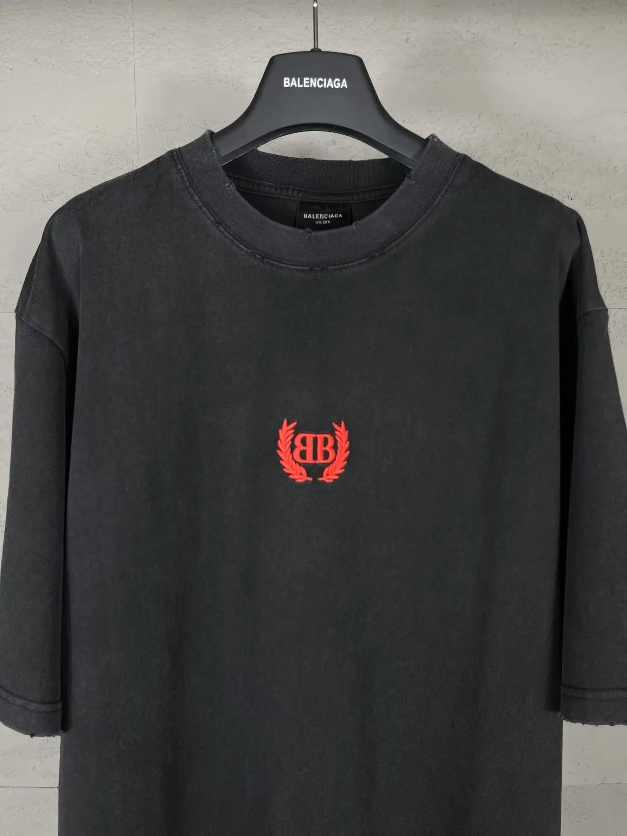 🅿️180 real photos [Top version. Official website quality] BALENCI*GA/Paris #2025 new style washed short-sleeved T-shirt with wheat ear letters LOGO embroidered on the chest, ready-to-wear washed, full of design. Welcome to compare. The fabric is made of Paris ZP custom-woven and dyed cotton double yarn, weight 260 grams, clean cloth surface. Clear texture, soft and comfortable. The threads are dyed with no color difference. The classic letter LOGO is embroidered with imported Tajima embroidery machine. The effect is three-dimensional. Restore brick cabinet, adopt OS loose shoulder style. Same style for men and women. Code: BL253663 Color: washed black, lake blue, pink, white Size: XS S M L