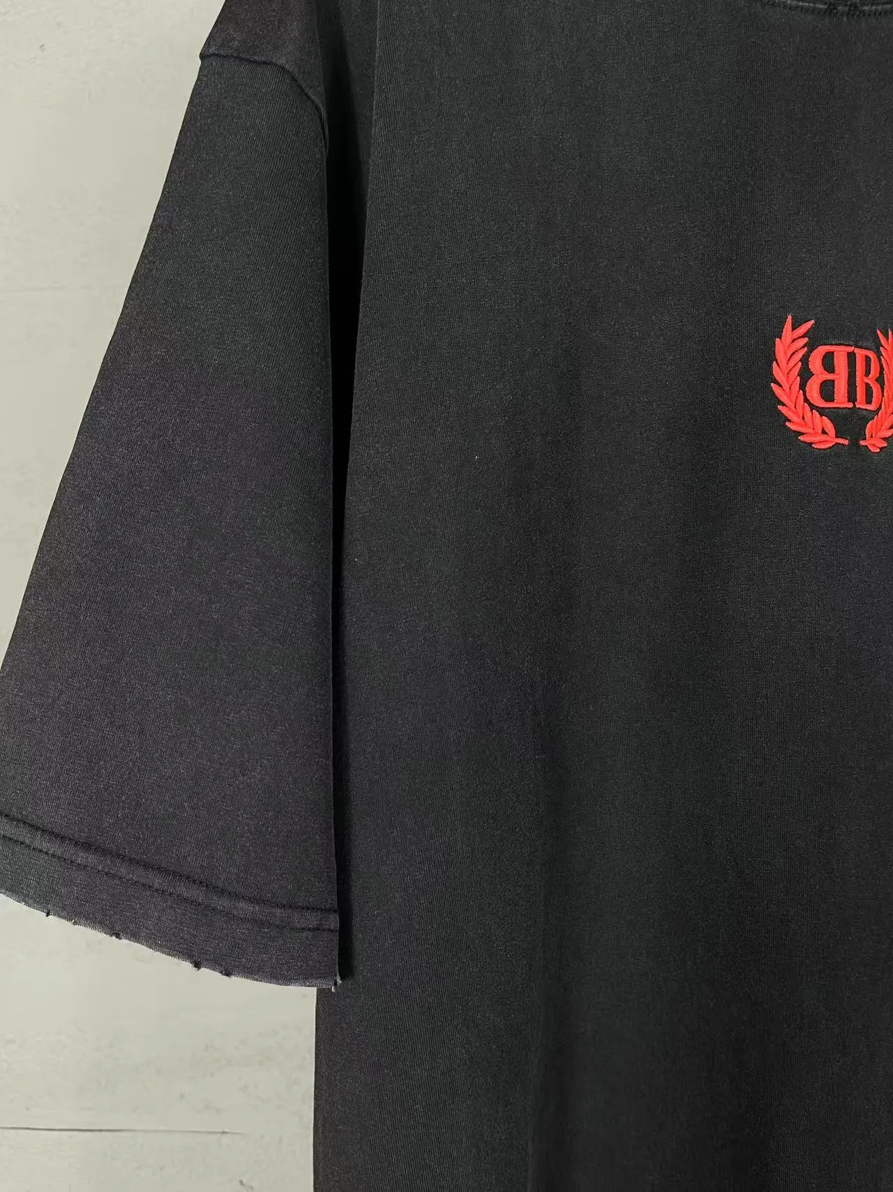 🅿️180 real photos [Top version. Official website quality] BALENCI*GA/Paris #2025 new style washed short-sleeved T-shirt with wheat ear letters LOGO embroidered on the chest, ready-to-wear washed, full of design. Welcome to compare. The fabric is made of Paris ZP custom-woven and dyed cotton double yarn, weight 260 grams, clean cloth surface. Clear texture, soft and comfortable. The threads are dyed with no color difference. The classic letter LOGO is embroidered with imported Tajima embroidery machine. The effect is three-dimensional. Restore brick cabinet, adopt OS loose shoulder style. Same style for men and women. Code: BL253663 Color: washed black, lake blue, pink, white Size: XS S M L