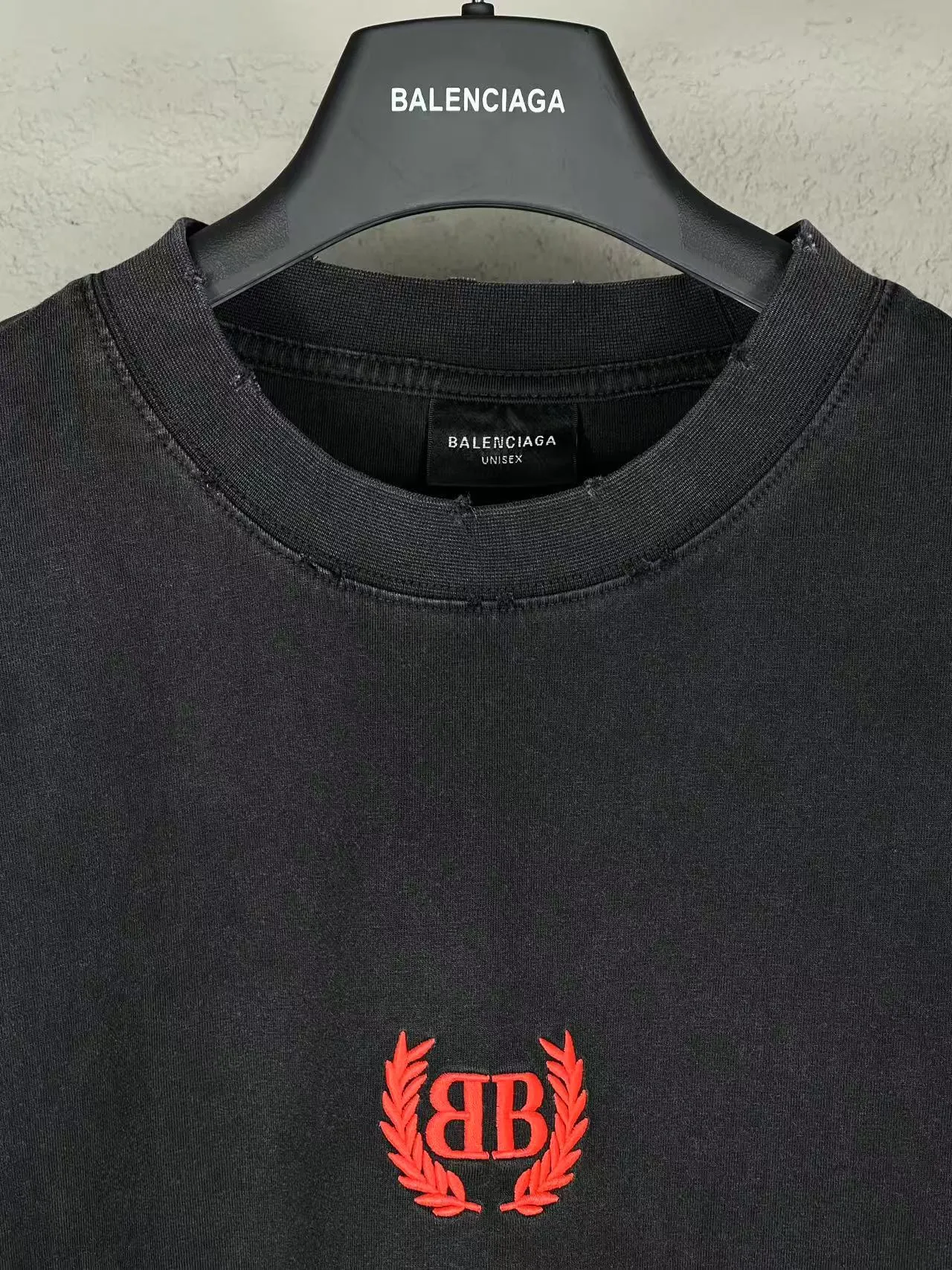 🅿️180 real photos [Top version. Official website quality] BALENCI*GA/Paris #2025 new style washed short-sleeved T-shirt with wheat ear letters LOGO embroidered on the chest, ready-to-wear washed, full of design. Welcome to compare. The fabric is made of Paris ZP custom-woven and dyed cotton double yarn, weight 260 grams, clean cloth surface. Clear texture, soft and comfortable. The threads are dyed with no color difference. The classic letter LOGO is embroidered with imported Tajima embroidery machine. The effect is three-dimensional. Restore brick cabinet, adopt OS loose shoulder style. Same style for men and women. Code: BL253663 Color: washed black, lake blue, pink, white Size: XS S M L