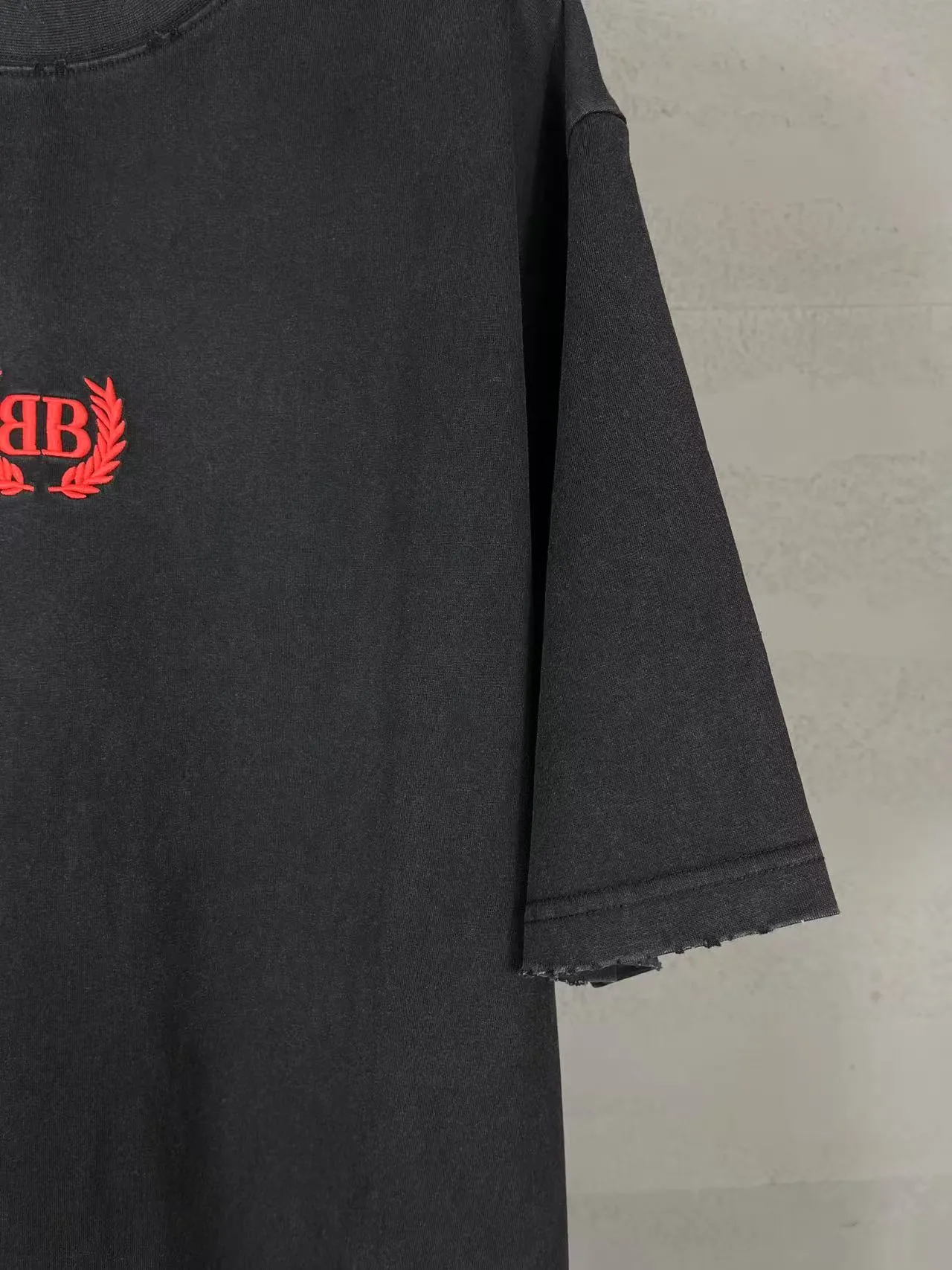 🅿️180 real photos [Top version. Official website quality] BALENCI*GA/Paris #2025 new style washed short-sleeved T-shirt with wheat ear letters LOGO embroidered on the chest, ready-to-wear washed, full of design. Welcome to compare. The fabric is made of Paris ZP custom-woven and dyed cotton double yarn, weight 260 grams, clean cloth surface. Clear texture, soft and comfortable. The threads are dyed with no color difference. The classic letter LOGO is embroidered with imported Tajima embroidery machine. The effect is three-dimensional. Restore brick cabinet, adopt OS loose shoulder style. Same style for men and women. Code: BL253663 Color: washed black, lake blue, pink, white Size: XS S M L