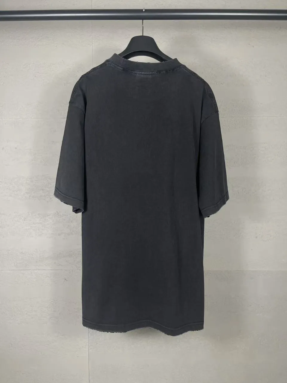 🅿️180 real photos [Top version. Official website quality] BALENCI*GA/Paris #2025 new style washed short-sleeved T-shirt with wheat ear letters LOGO embroidered on the chest, ready-to-wear washed, full of design. Welcome to compare. The fabric is made of Paris ZP custom-woven and dyed cotton double yarn, weight 260 grams, clean cloth surface. Clear texture, soft and comfortable. The threads are dyed with no color difference. The classic letter LOGO is embroidered with imported Tajima embroidery machine. The effect is three-dimensional. Restore brick cabinet, adopt OS loose shoulder style. Same style for men and women. Code: BL253663 Color: washed black, lake blue, pink, white Size: XS S M L