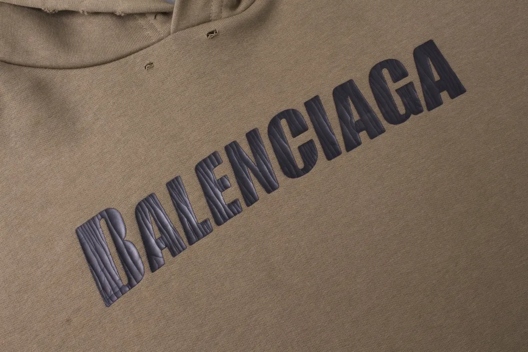 🅿️300 Detailed picture [Top version. Official website quality] BALENCI*GA/Paris. 2023 new style. Classic letter LOGO printed distressed hooded sweatshirt. Brick cabinet synchronization. The fabric is made of Paris ZP custom-woven and dyed cotton double yarn terry sweatshirt material. The weight is 450 grams, the cloth surface is clean. The cloth pattern is clear, soft and comfortable. The threads are dyed with no color difference. The classic pattern is printed with environmentally friendly imported materials and precision printing screens, with clear letters and three-dimensional effect. Restored brick cabinet. The garments are hand-worn and distressed by many people. They are very different from the market currency. You are welcome to compare. The version adopts the OS loose shoulder version. The same style for men and women. Coding: BL238008 Color: black, coffee, white, fruit green Size: XS S M L
