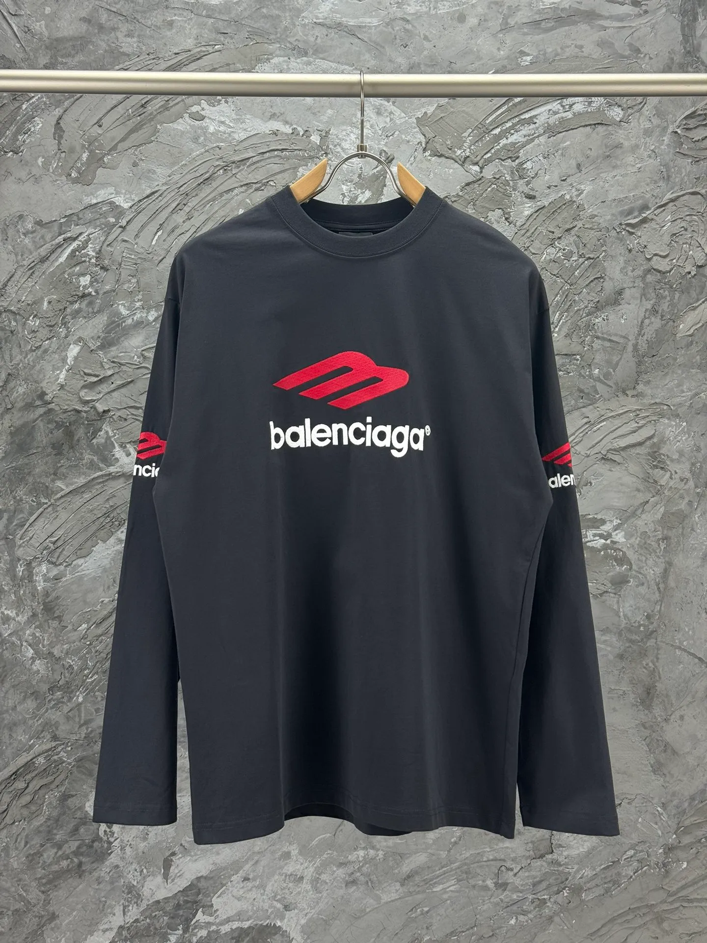 🅿️250 BALENCI*GA Paris 3M embroidered long sleeve. The fabric is made of Paris custom-woven and dyed double yarn pure cotton fabric. The weight is 280g. The thread is custom-woven and dyed without color difference. The front and back panels are embroidered with imported Tajima machines. Two high-temperature setting washes. os dropped shoulders and loose version. Same style for men and women -Color: black ivory -SIZE: XS S M L Style No. 8610#