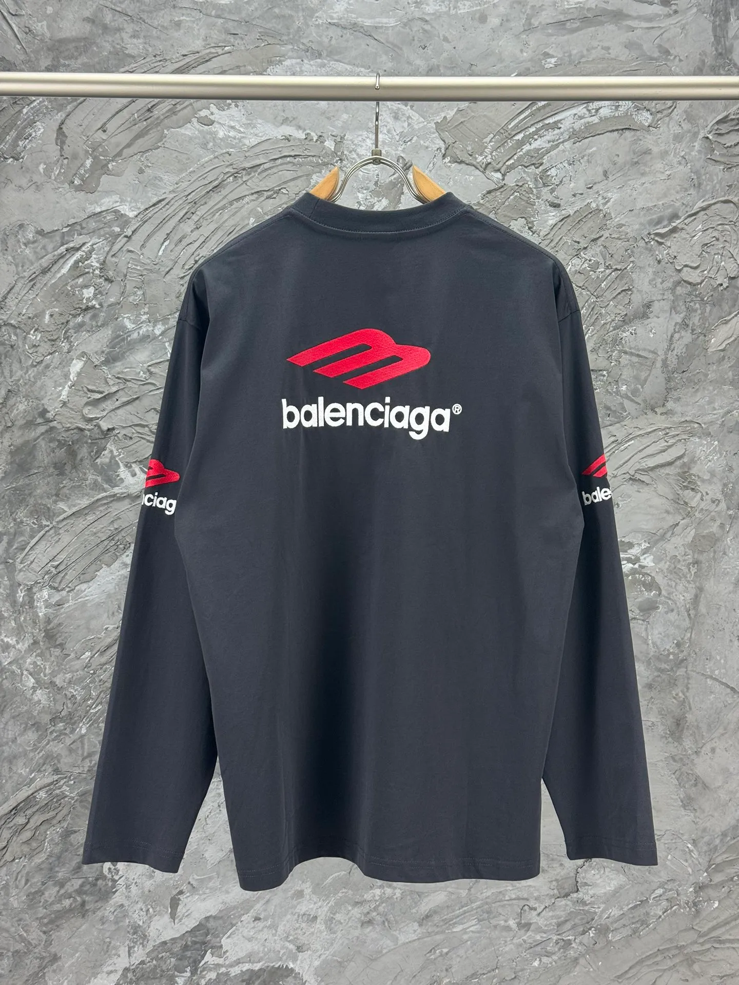 🅿️250 BALENCI*GA Paris 3M embroidered long sleeve. The fabric is made of Paris custom-woven and dyed double yarn pure cotton fabric. The weight is 280g. The thread is custom-woven and dyed without color difference. The front and back panels are embroidered with imported Tajima machines. Two high-temperature setting washes. os dropped shoulders and loose version. Same style for men and women -Color: black ivory -SIZE: XS S M L Style No. 8610#