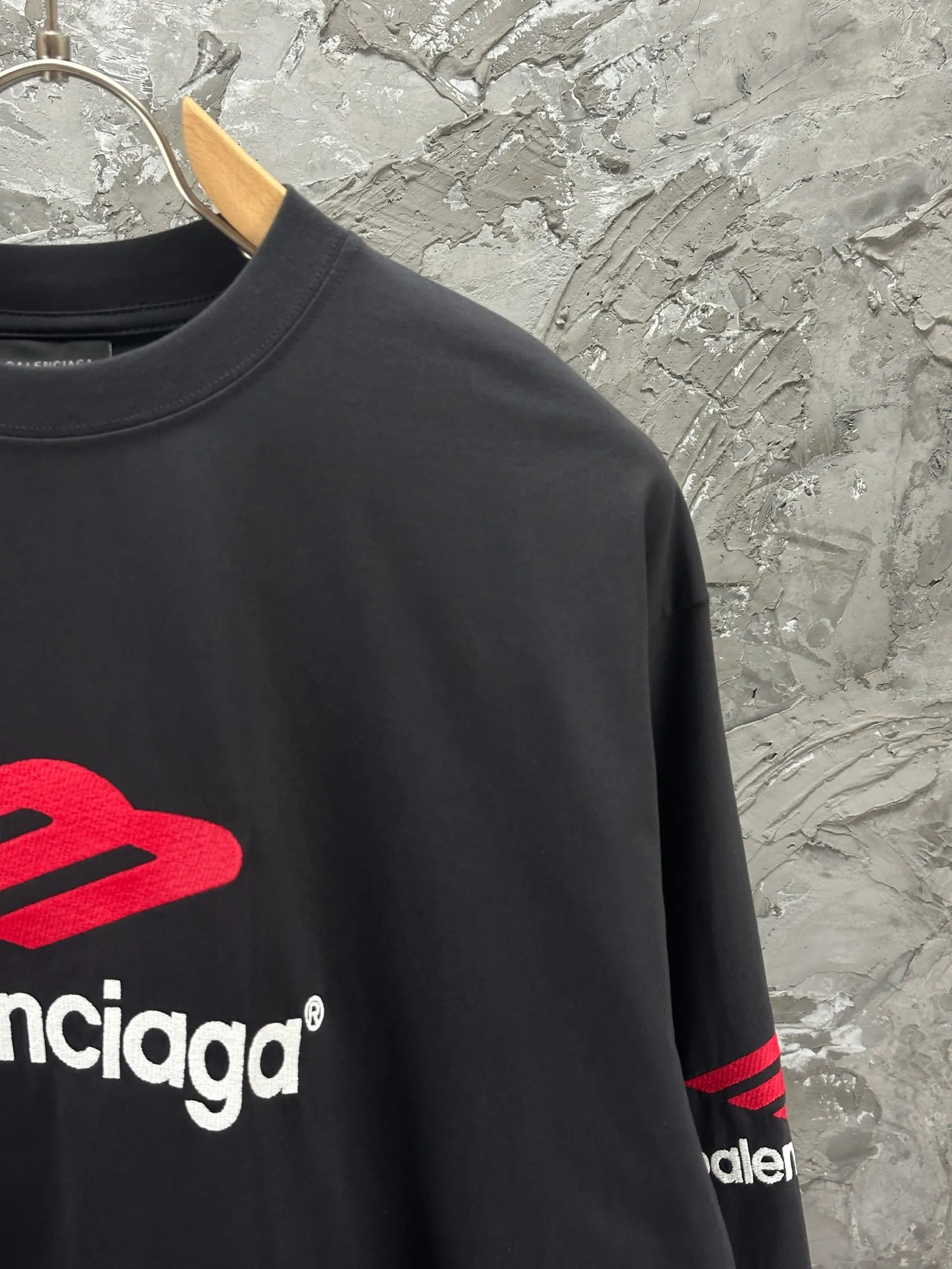 🅿️250 BALENCI*GA Paris 3M embroidered long sleeve. The fabric is made of Paris custom-woven and dyed double yarn pure cotton fabric. The weight is 280g. The thread is custom-woven and dyed without color difference. The front and back panels are embroidered with imported Tajima machines. Two high-temperature setting washes. os dropped shoulders and loose version. Same style for men and women -Color: black ivory -SIZE: XS S M L Style No. 8610#