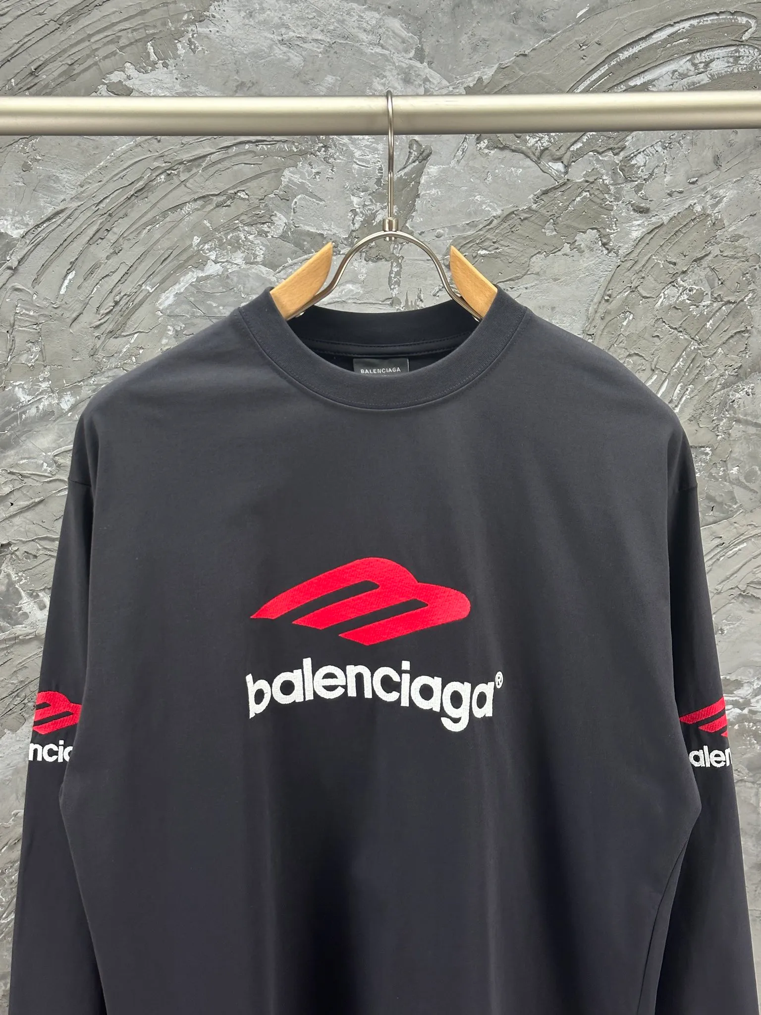 🅿️250 BALENCI*GA Paris 3M embroidered long sleeve. The fabric is made of Paris custom-woven and dyed double yarn pure cotton fabric. The weight is 280g. The thread is custom-woven and dyed without color difference. The front and back panels are embroidered with imported Tajima machines. Two high-temperature setting washes. os dropped shoulders and loose version. Same style for men and women -Color: black ivory -SIZE: XS S M L Style No. 8610#