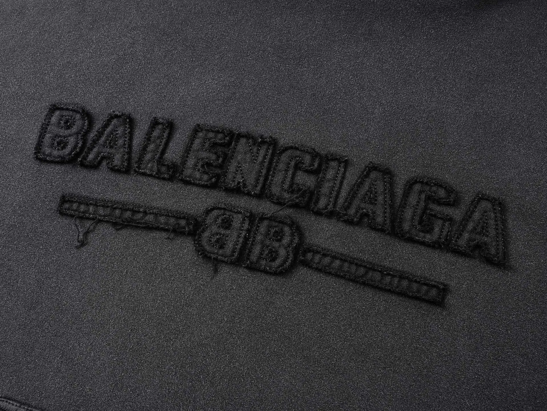 🅿️350 real photos [Top version. Official website quality] BALENCI*GA/Paris #2025 new style washed hooded sweatshirt with letter LOGO chest patch embroidery, ready-to-wear washed, and the hem and cuffs were hand-worn by many people. Full sense of design. Welcome to compare. The fabric is made of Paris ZP custom-woven and dyed cotton. The weight is 460 grams. The cloth surface is clean. The cloth pattern is clear, soft and comfortable. The threads are dyed with no color difference. The classic letter LOGO is embroidered with imported Tajima embroidery machine. The effect is three-dimensional. Restore brick cabinet, adopt OS loose shoulder style. Same style for men and women. Code: BL259919 Color: washed black Size: XS S M L