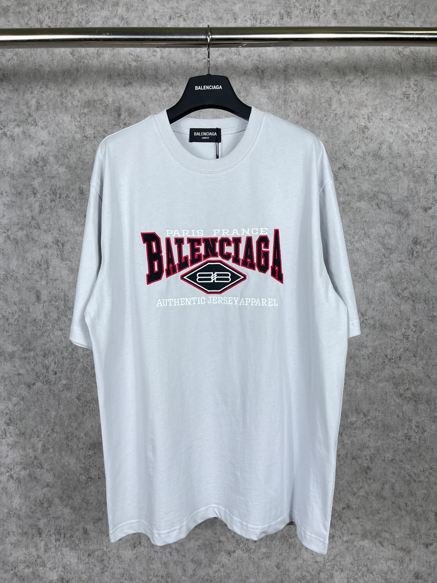 🅿️186 Real photos [Top version. Official website quality] BALENCI*GA/Paris #BB letter classic LOGO embroidered short-sleeved T-shirt #brick cabinet synchronization The fabric is made of Paris ZP custom-woven and dyed cotton double yarn. Weighing 260 grams, the cloth surface is clean. The cloth pattern is clear, soft and comfortable. The color fastness is good. It is not easy to change color. The threads are dyed with no color difference. The classic LOGO letter embroidery uses imported embroidery machines, and the embroidery thread uses imported matte light, which is soft to the touch, does not pierce the flesh, and the letters are three-dimensional and full. It is produced in Jubie market based on pictures. Comparisons welcome. The finished product is washed and aged. The letters are clear. The three-dimensional effect is strong. The version adopts the OS loose shoulder style. The same style for men and women. Code: BL223061 Color: off-white Size: XS to L