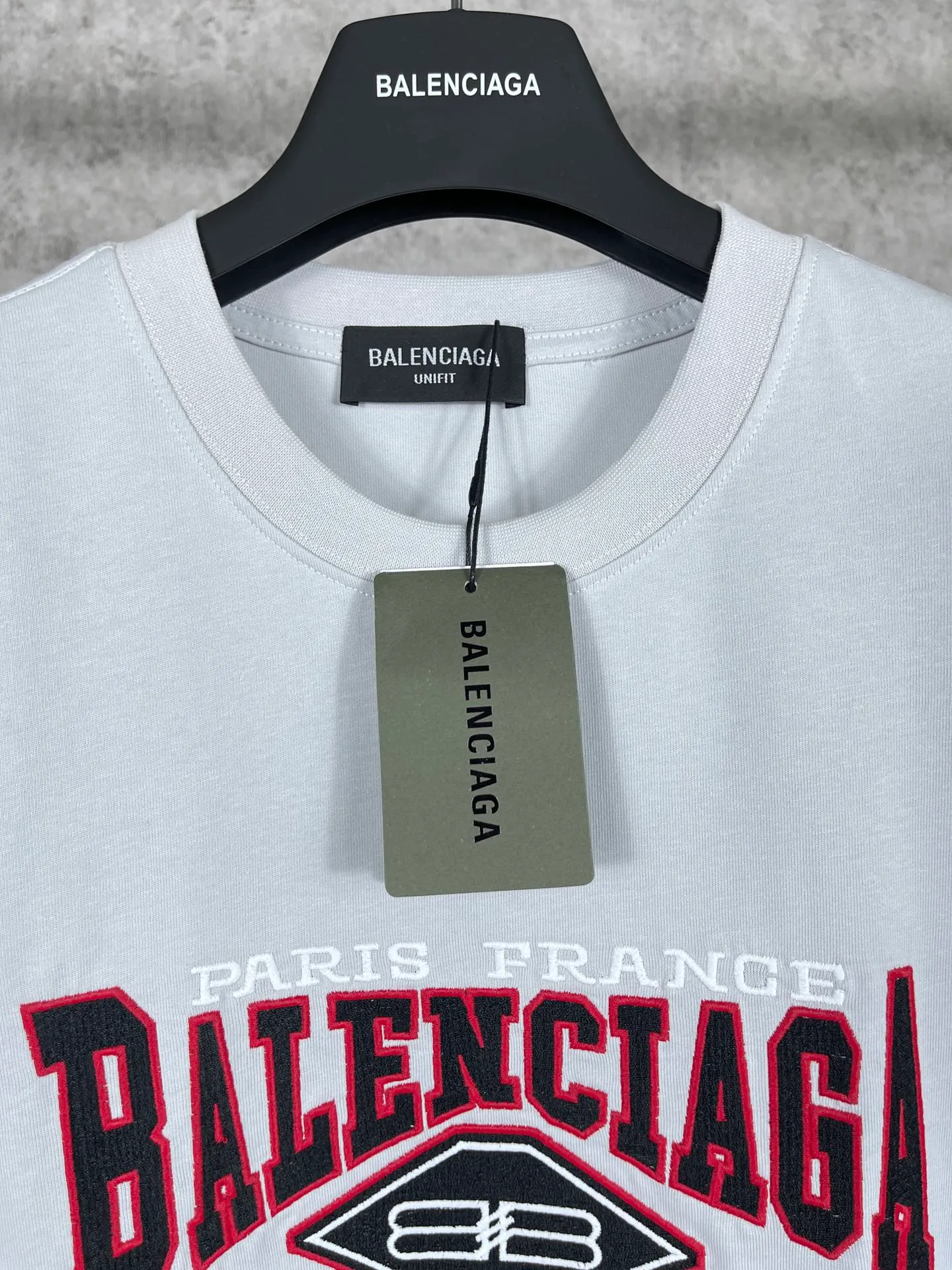 🅿️186 Real photos [Top version. Official website quality] BALENCI*GA/Paris #BB letter classic LOGO embroidered short-sleeved T-shirt #brick cabinet synchronization The fabric is made of Paris ZP custom-woven and dyed cotton double yarn. Weighing 260 grams, the cloth surface is clean. The cloth pattern is clear, soft and comfortable. The color fastness is good. It is not easy to change color. The threads are dyed with no color difference. The classic LOGO letter embroidery uses imported embroidery machines, and the embroidery thread uses imported matte light, which is soft to the touch, does not pierce the flesh, and the letters are three-dimensional and full. It is produced in Jubie market based on pictures. Comparisons welcome. The finished product is washed and aged. The letters are clear. The three-dimensional effect is strong. The version adopts the OS loose shoulder style. The same style for men and women. Code: BL223061 Color: off-white Size: XS to L