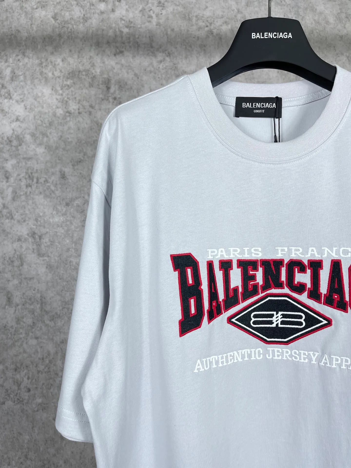 🅿️186 Real photos [Top version. Official website quality] BALENCI*GA/Paris #BB letter classic LOGO embroidered short-sleeved T-shirt #brick cabinet synchronization The fabric is made of Paris ZP custom-woven and dyed cotton double yarn. Weighing 260 grams, the cloth surface is clean. The cloth pattern is clear, soft and comfortable. The color fastness is good. It is not easy to change color. The threads are dyed with no color difference. The classic LOGO letter embroidery uses imported embroidery machines, and the embroidery thread uses imported matte light, which is soft to the touch, does not pierce the flesh, and the letters are three-dimensional and full. It is produced in Jubie market based on pictures. Comparisons welcome. The finished product is washed and aged. The letters are clear. The three-dimensional effect is strong. The version adopts the OS loose shoulder style. The same style for men and women. Code: BL223061 Color: off-white Size: XS to L