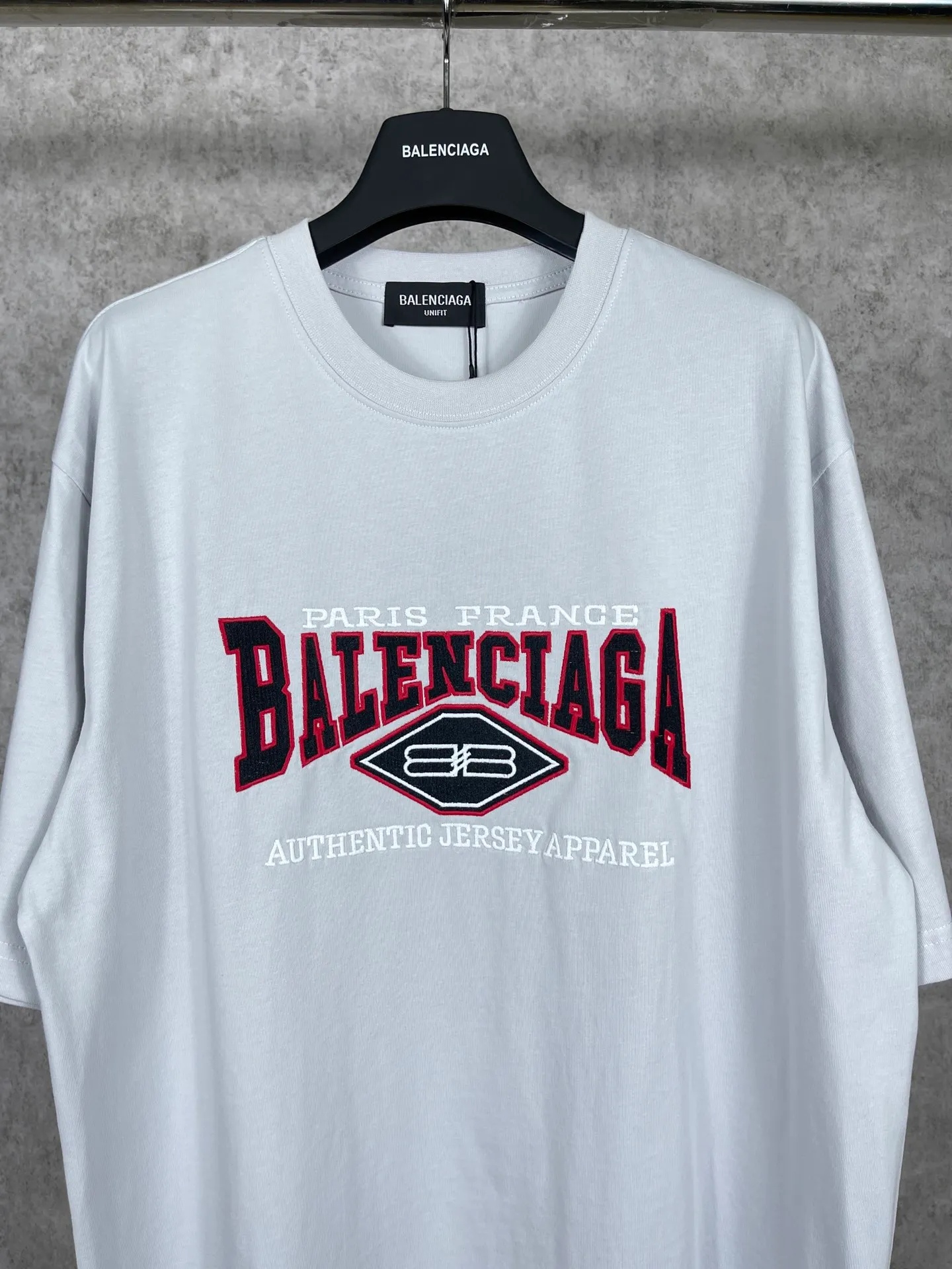 🅿️186 Real photos [Top version. Official website quality] BALENCI*GA/Paris #BB letter classic LOGO embroidered short-sleeved T-shirt #brick cabinet synchronization The fabric is made of Paris ZP custom-woven and dyed cotton double yarn. Weighing 260 grams, the cloth surface is clean. The cloth pattern is clear, soft and comfortable. The color fastness is good. It is not easy to change color. The threads are dyed with no color difference. The classic LOGO letter embroidery uses imported embroidery machines, and the embroidery thread uses imported matte light, which is soft to the touch, does not pierce the flesh, and the letters are three-dimensional and full. It is produced in Jubie market based on pictures. Comparisons welcome. The finished product is washed and aged. The letters are clear. The three-dimensional effect is strong. The version adopts the OS loose shoulder style. The same style for men and women. Code: BL223061 Color: off-white Size: XS to L