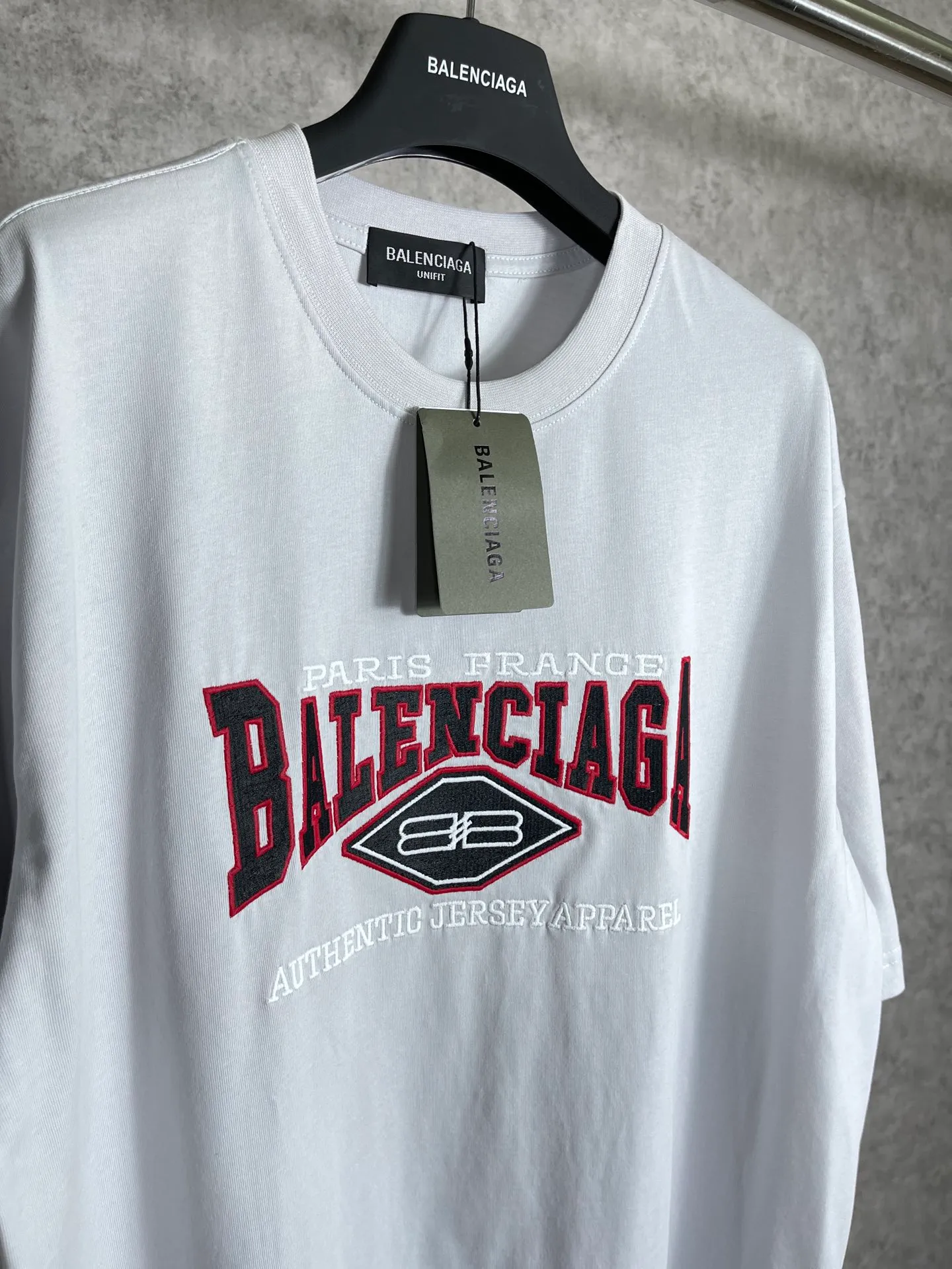🅿️186 Real photos [Top version. Official website quality] BALENCI*GA/Paris #BB letter classic LOGO embroidered short-sleeved T-shirt #brick cabinet synchronization The fabric is made of Paris ZP custom-woven and dyed cotton double yarn. Weighing 260 grams, the cloth surface is clean. The cloth pattern is clear, soft and comfortable. The color fastness is good. It is not easy to change color. The threads are dyed with no color difference. The classic LOGO letter embroidery uses imported embroidery machines, and the embroidery thread uses imported matte light, which is soft to the touch, does not pierce the flesh, and the letters are three-dimensional and full. It is produced in Jubie market based on pictures. Comparisons welcome. The finished product is washed and aged. The letters are clear. The three-dimensional effect is strong. The version adopts the OS loose shoulder style. The same style for men and women. Code: BL223061 Color: off-white Size: XS to L