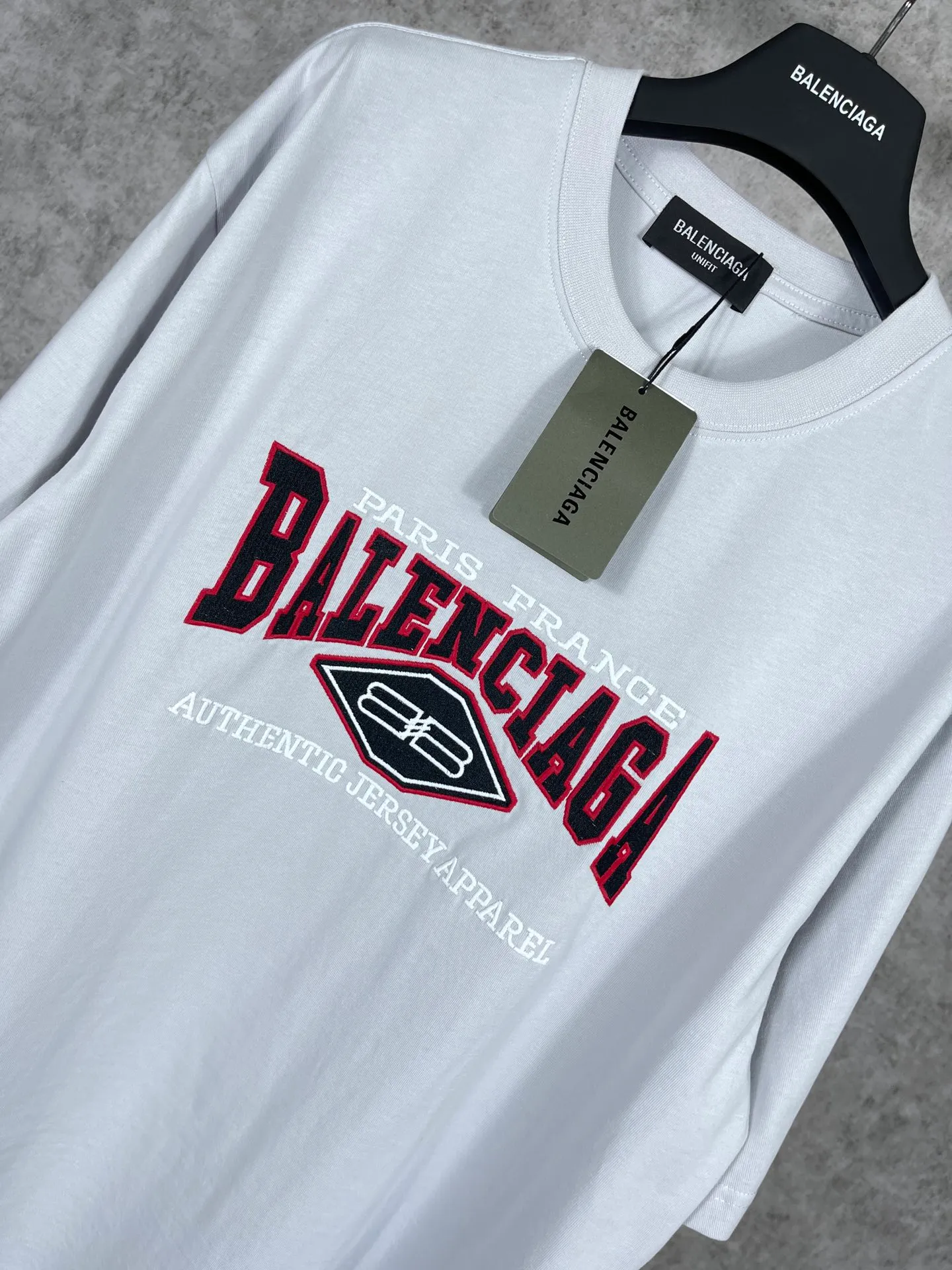 🅿️186 Real photos [Top version. Official website quality] BALENCI*GA/Paris #BB letter classic LOGO embroidered short-sleeved T-shirt #brick cabinet synchronization The fabric is made of Paris ZP custom-woven and dyed cotton double yarn. Weighing 260 grams, the cloth surface is clean. The cloth pattern is clear, soft and comfortable. The color fastness is good. It is not easy to change color. The threads are dyed with no color difference. The classic LOGO letter embroidery uses imported embroidery machines, and the embroidery thread uses imported matte light, which is soft to the touch, does not pierce the flesh, and the letters are three-dimensional and full. It is produced in Jubie market based on pictures. Comparisons welcome. The finished product is washed and aged. The letters are clear. The three-dimensional effect is strong. The version adopts the OS loose shoulder style. The same style for men and women. Code: BL223061 Color: off-white Size: XS to L