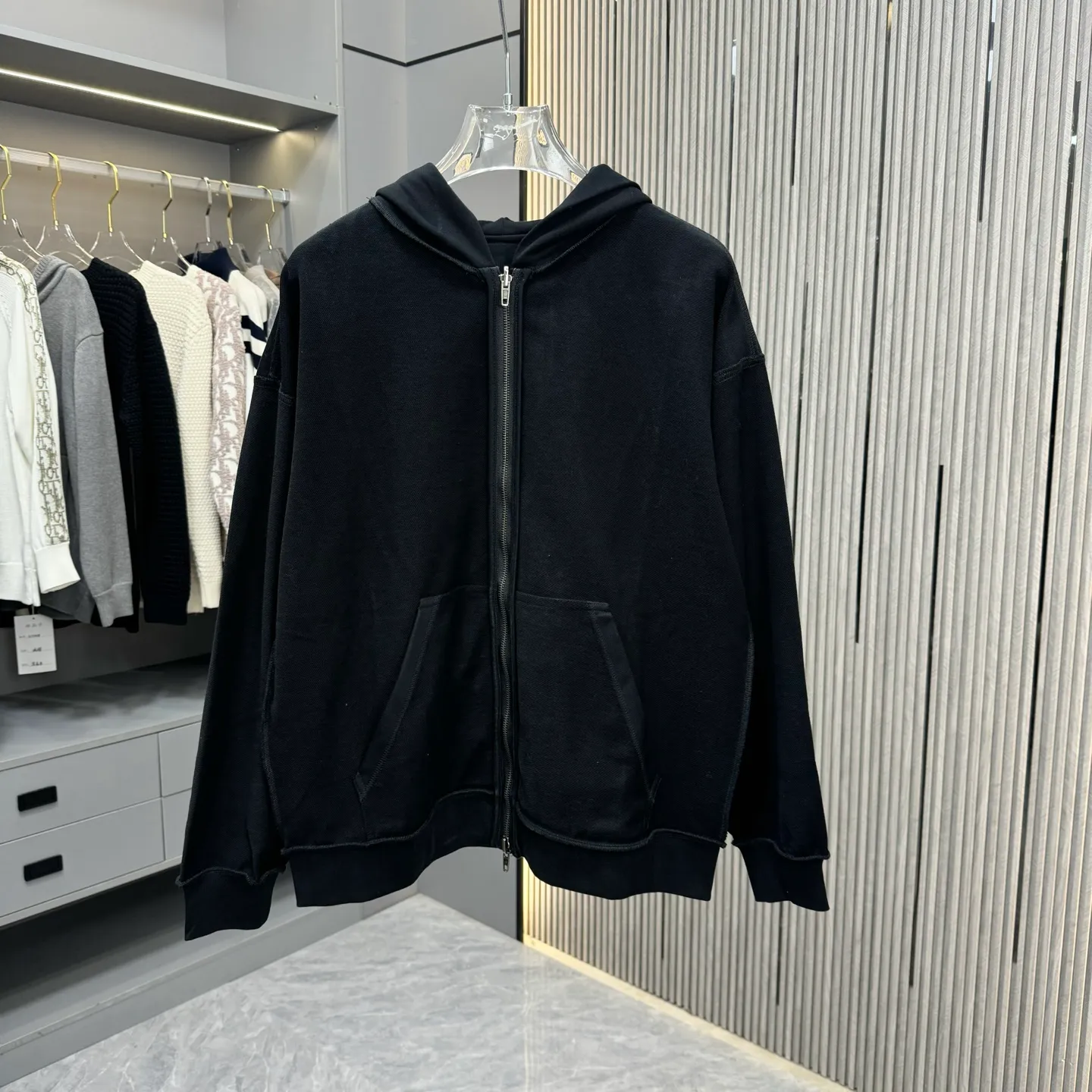🅿️300 Balenciaga Bal pure cotton double-sided jacket, same style for men and women, loose fit size M L The clothes were decorated with a focus on water spraying, cat whiskers and other decorative techniques. The whole piece is sewn using a buried clamp machine, and the seams are smooth and rounded, and the edges are decorated by hand grinding. The engraved aluminum buckle is custom-made according to the YB mold and is electroplated with copper color. The logo embroidery on the brim of the hood uses three-dimensional 10,000-needle embroidery. The stitching is fine and dense, with clear patterns and strong lines and three-dimensionality. The OS drop-shoulder silhouette flatters any body shape.