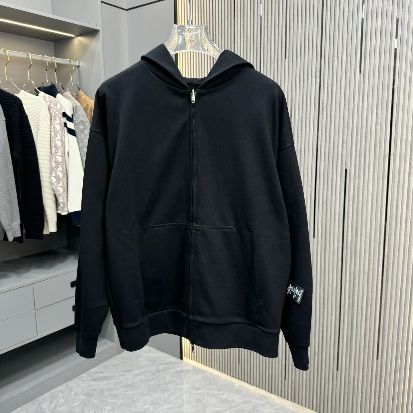 🅿️300 Balenciaga Bal pure cotton double-sided jacket, same style for men and women, loose fit size M L The clothes were decorated with a focus on water spraying, cat whiskers and other decorative techniques. The whole piece is sewn using a buried clamp machine, and the seams are smooth and rounded, and the edges are decorated by hand grinding. The engraved aluminum buckle is custom-made according to the YB mold and is electroplated with copper color. The logo embroidery on the brim of the hood uses three-dimensional 10,000-needle embroidery. The stitching is fine and dense, with clear patterns and strong lines and three-dimensionality. The OS drop-shoulder silhouette flatters any body shape.