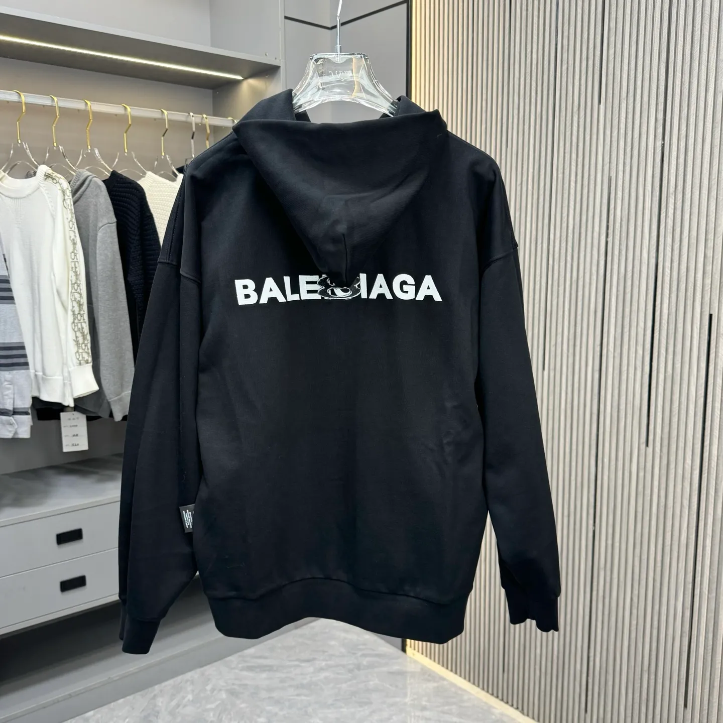 🅿️300 Balenciaga Bal pure cotton double-sided jacket, same style for men and women, loose fit size M L The clothes were decorated with a focus on water spraying, cat whiskers and other decorative techniques. The whole piece is sewn using a buried clamp machine, and the seams are smooth and rounded, and the edges are decorated by hand grinding. The engraved aluminum buckle is custom-made according to the YB mold and is electroplated with copper color. The logo embroidery on the brim of the hood uses three-dimensional 10,000-needle embroidery. The stitching is fine and dense, with clear patterns and strong lines and three-dimensionality. The OS drop-shoulder silhouette flatters any body shape.