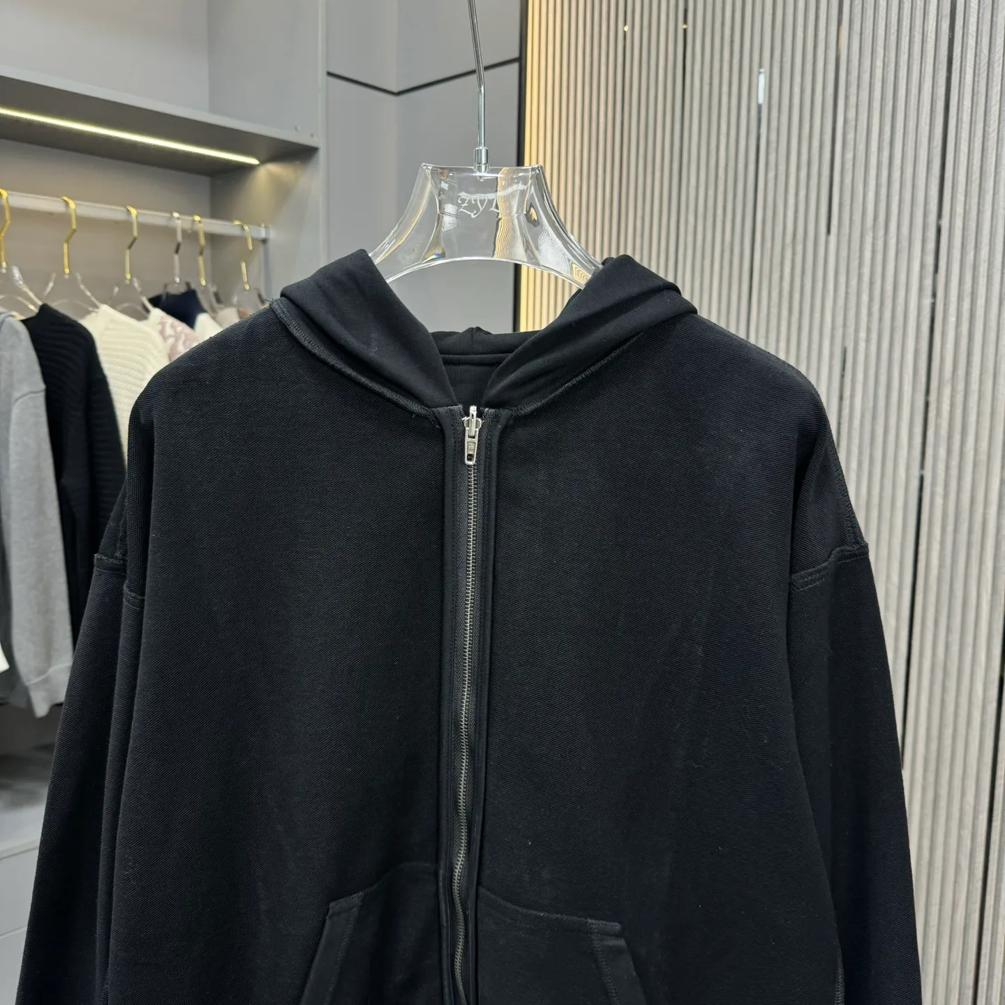 🅿️300 Balenciaga Bal pure cotton double-sided jacket, same style for men and women, loose fit size M L The clothes were decorated with a focus on water spraying, cat whiskers and other decorative techniques. The whole piece is sewn using a buried clamp machine, and the seams are smooth and rounded, and the edges are decorated by hand grinding. The engraved aluminum buckle is custom-made according to the YB mold and is electroplated with copper color. The logo embroidery on the brim of the hood uses three-dimensional 10,000-needle embroidery. The stitching is fine and dense, with clear patterns and strong lines and three-dimensionality. The OS drop-shoulder silhouette flatters any body shape.