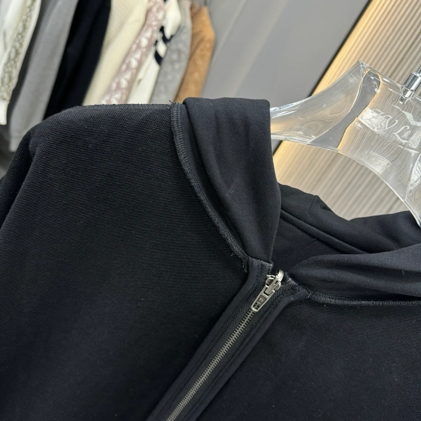 🅿️300 Balenciaga Bal pure cotton double-sided jacket, same style for men and women, loose fit size M L The clothes were decorated with a focus on water spraying, cat whiskers and other decorative techniques. The whole piece is sewn using a buried clamp machine, and the seams are smooth and rounded, and the edges are decorated by hand grinding. The engraved aluminum buckle is custom-made according to the YB mold and is electroplated with copper color. The logo embroidery on the brim of the hood uses three-dimensional 10,000-needle embroidery. The stitching is fine and dense, with clear patterns and strong lines and three-dimensionality. The OS drop-shoulder silhouette flatters any body shape.
