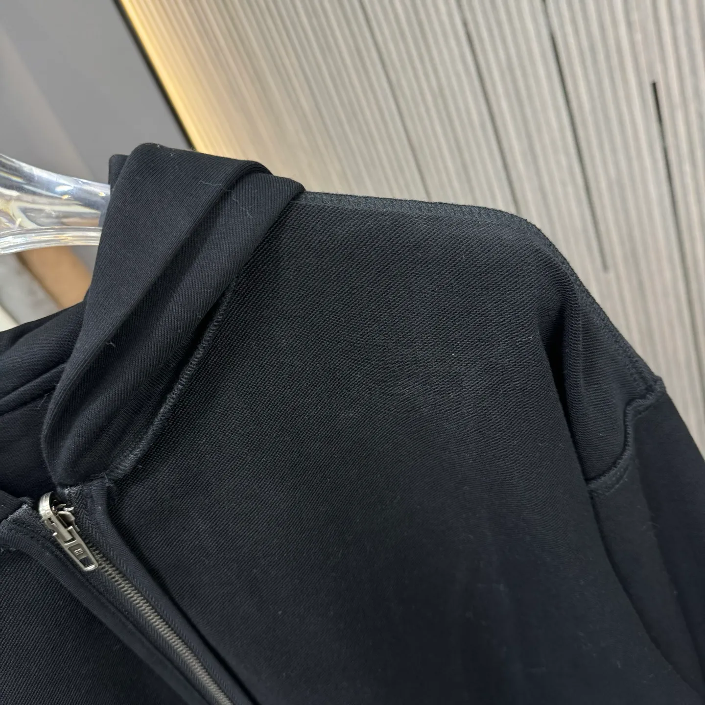 🅿️300 Balenciaga Bal pure cotton double-sided jacket, same style for men and women, loose fit size M L The clothes were decorated with a focus on water spraying, cat whiskers and other decorative techniques. The whole piece is sewn using a buried clamp machine, and the seams are smooth and rounded, and the edges are decorated by hand grinding. The engraved aluminum buckle is custom-made according to the YB mold and is electroplated with copper color. The logo embroidery on the brim of the hood uses three-dimensional 10,000-needle embroidery. The stitching is fine and dense, with clear patterns and strong lines and three-dimensionality. The OS drop-shoulder silhouette flatters any body shape.