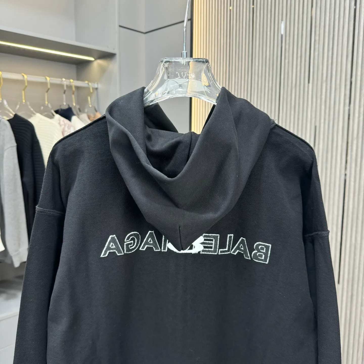 🅿️300 Balenciaga Bal pure cotton double-sided jacket, same style for men and women, loose fit size M L The clothes were decorated with a focus on water spraying, cat whiskers and other decorative techniques. The whole piece is sewn using a buried clamp machine, and the seams are smooth and rounded, and the edges are decorated by hand grinding. The engraved aluminum buckle is custom-made according to the YB mold and is electroplated with copper color. The logo embroidery on the brim of the hood uses three-dimensional 10,000-needle embroidery. The stitching is fine and dense, with clear patterns and strong lines and three-dimensionality. The OS drop-shoulder silhouette flatters any body shape.