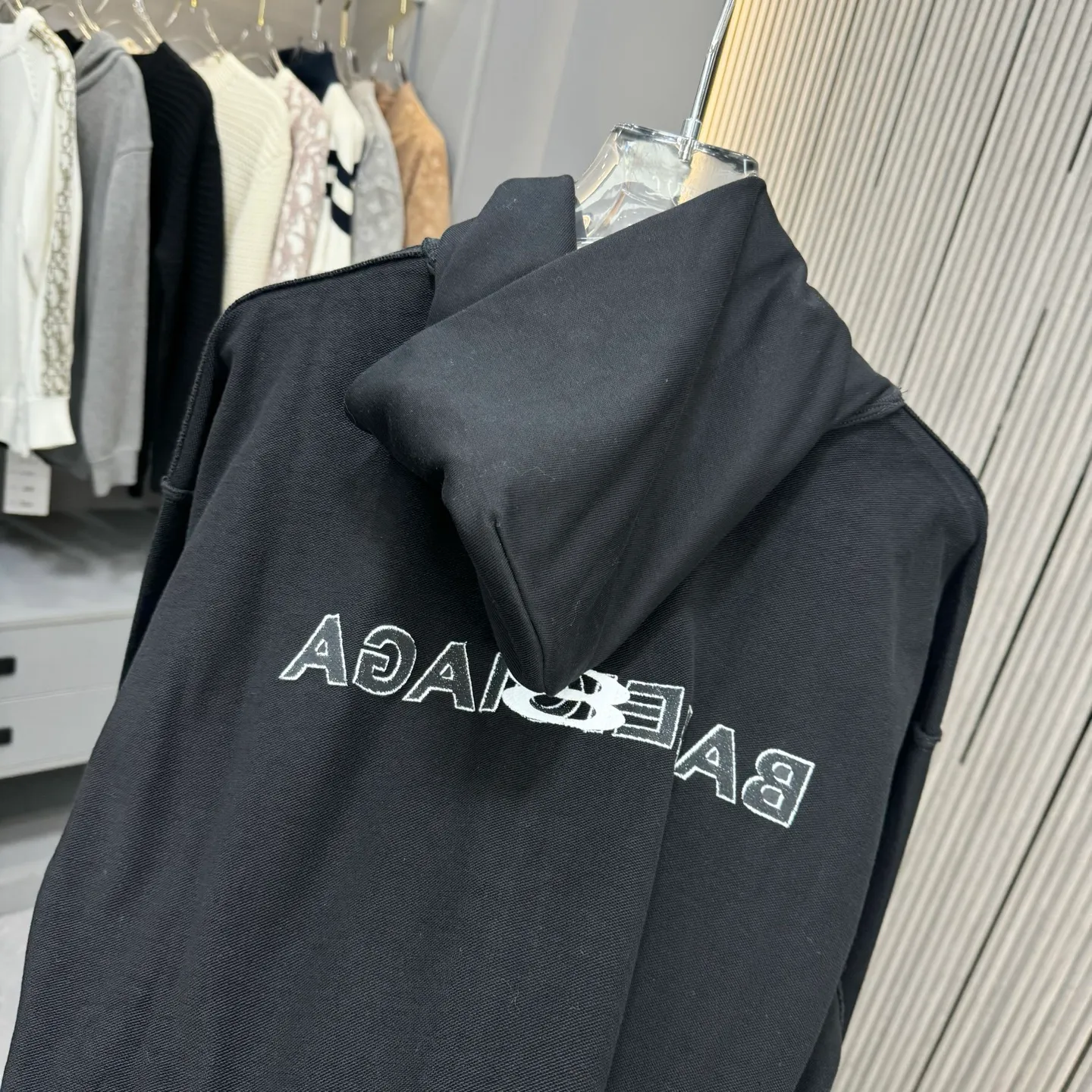 🅿️300 Balenciaga Bal pure cotton double-sided jacket, same style for men and women, loose fit size M L The clothes were decorated with a focus on water spraying, cat whiskers and other decorative techniques. The whole piece is sewn using a buried clamp machine, and the seams are smooth and rounded, and the edges are decorated by hand grinding. The engraved aluminum buckle is custom-made according to the YB mold and is electroplated with copper color. The logo embroidery on the brim of the hood uses three-dimensional 10,000-needle embroidery. The stitching is fine and dense, with clear patterns and strong lines and three-dimensionality. The OS drop-shoulder silhouette flatters any body shape.