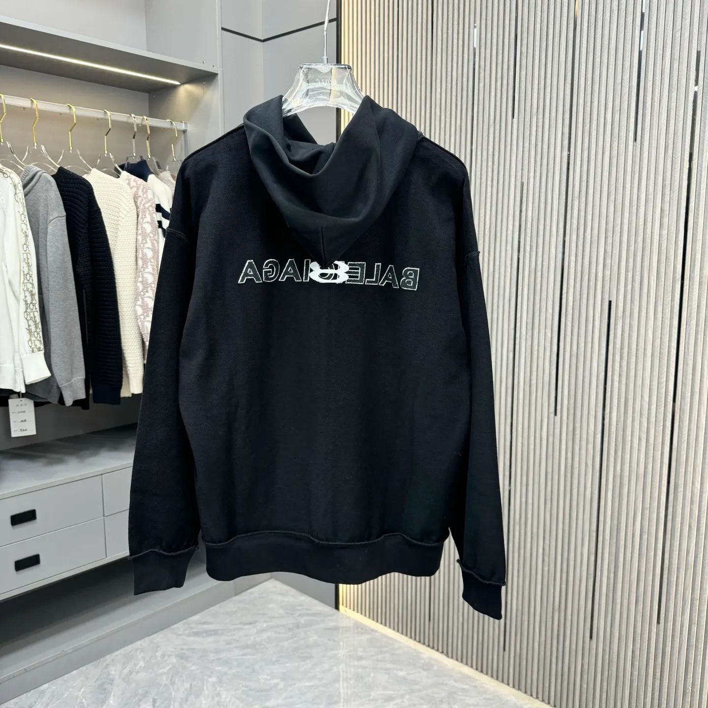 🅿️300 Balenciaga Bal pure cotton double-sided jacket, same style for men and women, loose fit size M L The clothes were decorated with a focus on water spraying, cat whiskers and other decorative techniques. The whole piece is sewn using a buried clamp machine, and the seams are smooth and rounded, and the edges are decorated by hand grinding. The engraved aluminum buckle is custom-made according to the YB mold and is electroplated with copper color. The logo embroidery on the brim of the hood uses three-dimensional 10,000-needle embroidery. The stitching is fine and dense, with clear patterns and strong lines and three-dimensionality. The OS drop-shoulder silhouette flatters any body shape.