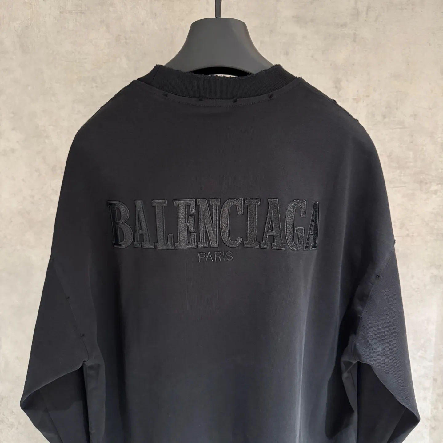 🅿️350 [Strict quality control] Balenciaga 25ss logo embroidered long-sleeved T-shirt. The fabric is made of custom-dyed 100% pure cotton double-ply fabric. 420g garment wash. Front and rear panel embroidery. Front panel post-garment washing process. Custom hardware. Thread. Accessories. Matching. Same style for men and women. Color: black/off-white/white. Size: M-2xl
