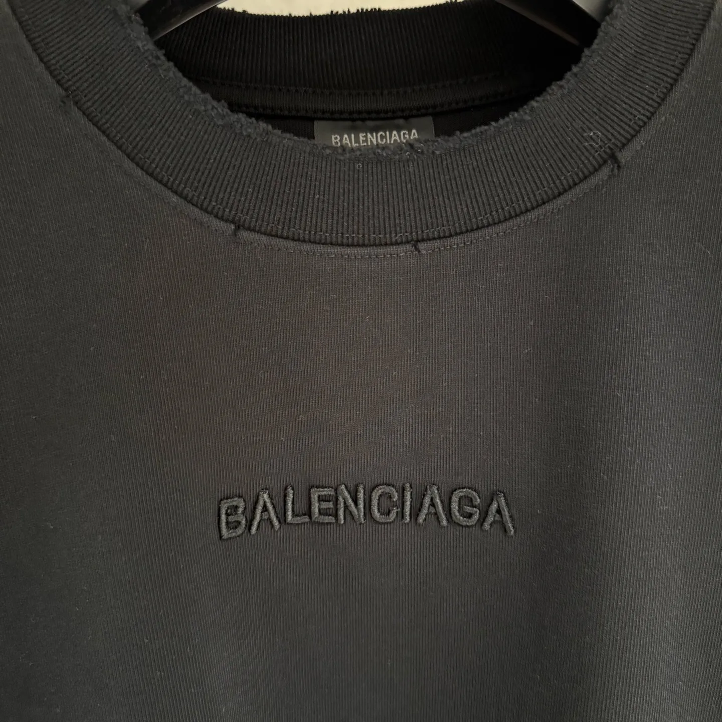 🅿️350 [Strict quality control] Balenciaga 25ss logo embroidered long-sleeved T-shirt. The fabric is made of custom-dyed 100% pure cotton double-ply fabric. 420g garment wash. Front and rear panel embroidery. Front panel post-garment washing process. Custom hardware. Thread. Accessories. Matching. Same style for men and women. Color: black/off-white/white. Size: M-2xl