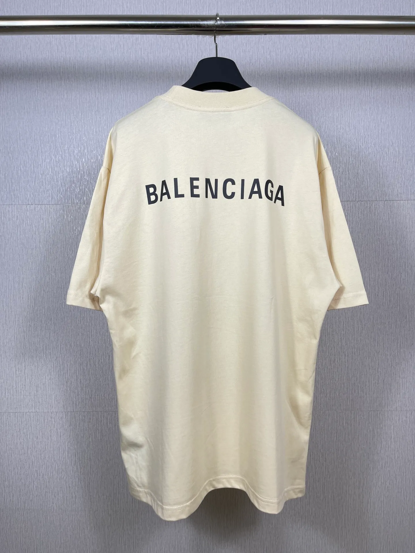 🅿️166 Detailed picture [Top version. Official website quality] BALENCI*GA/Paris#Classic style. Classic letter printed short-sleeved T-shirt on the front and back #brick cabinet synchronization.                       The fabric is made of Paris ZP custom-woven and dyed cotton double yarn, weighing 260 grams. The cloth surface is clean. The cloth pattern is clear, soft and comfortable. The threads are dyed with no color difference. The classic pattern is printed with environmentally friendly imported materials, precision printing screen, the letters are clear, the effect is three-dimensional, and the brick cabinet is restored. The version adopts OS loose shoulder style. Same style for men and women. Coding: BL223022 Color: black, beige, white, blue, floral gray, beige. Size: XS to L