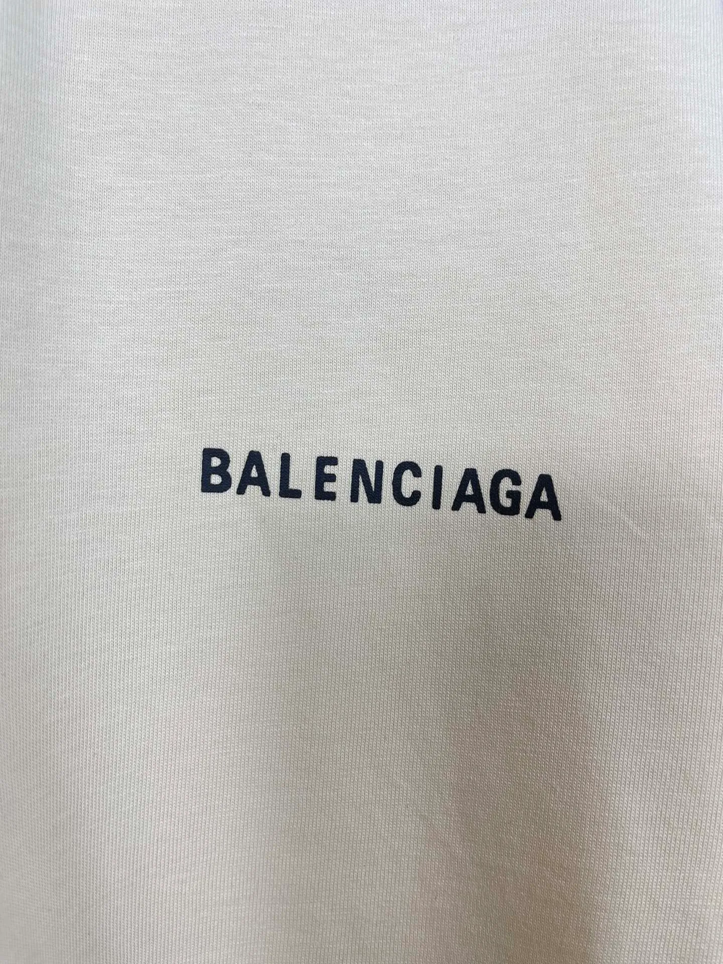 🅿️166 Detailed picture [Top version. Official website quality] BALENCI*GA/Paris#Classic style. Classic letter printed short-sleeved T-shirt on the front and back #brick cabinet synchronization.                       The fabric is made of Paris ZP custom-woven and dyed cotton double yarn, weighing 260 grams. The cloth surface is clean. The cloth pattern is clear, soft and comfortable. The threads are dyed with no color difference. The classic pattern is printed with environmentally friendly imported materials, precision printing screen, the letters are clear, the effect is three-dimensional, and the brick cabinet is restored. The version adopts OS loose shoulder style. Same style for men and women. Coding: BL223022 Color: black, beige, white, blue, floral gray, beige. Size: XS to L