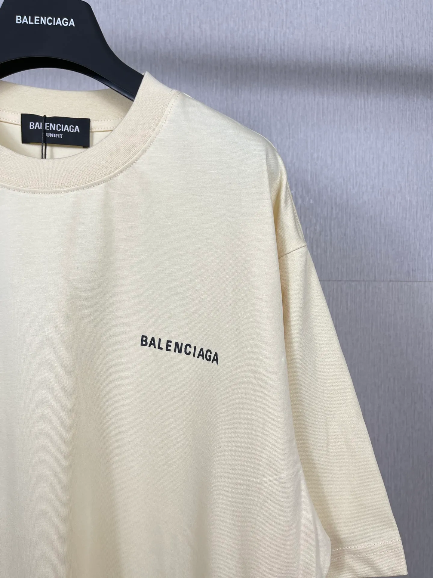 🅿️166 Detailed picture [Top version. Official website quality] BALENCI*GA/Paris#Classic style. Classic letter printed short-sleeved T-shirt on the front and back #brick cabinet synchronization.                       The fabric is made of Paris ZP custom-woven and dyed cotton double yarn, weighing 260 grams. The cloth surface is clean. The cloth pattern is clear, soft and comfortable. The threads are dyed with no color difference. The classic pattern is printed with environmentally friendly imported materials, precision printing screen, the letters are clear, the effect is three-dimensional, and the brick cabinet is restored. The version adopts OS loose shoulder style. Same style for men and women. Coding: BL223022 Color: black, beige, white, blue, floral gray, beige. Size: XS to L